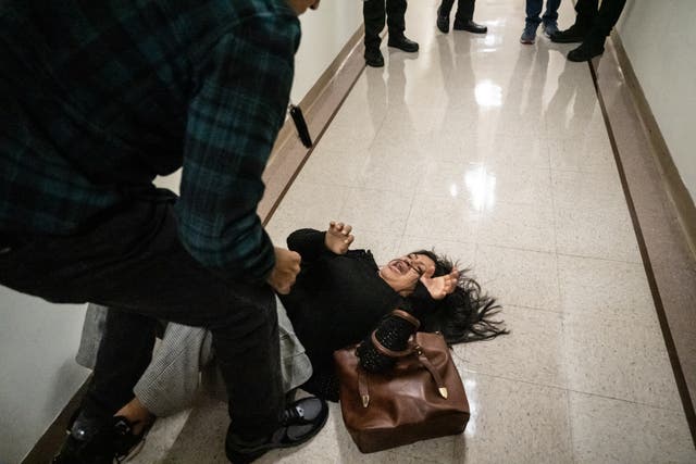 <p>La solicitante de asilo ecuatoriana Mónica Moreta-Galarza fue abordada por un agente de ICE en el interior del edificio 26 Federal Plaza en Manhattan, Nueva York, EE. UU., después de que su esposo fuera detenido en el edificio el 25 de septiembre</p>