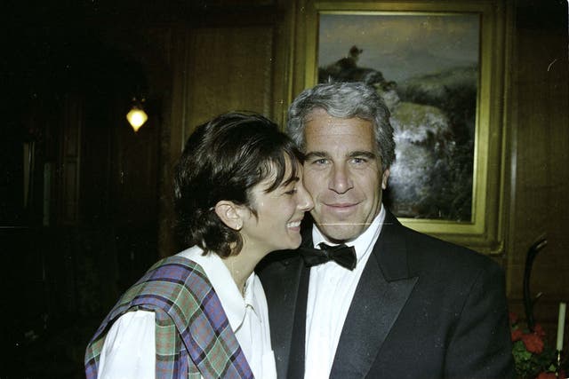 <p>Un pequeño lote de archivos de miles proporcionados por el patrimonio de Jeffrey Epstein a los legisladores de la Cámara incluye las agendas del agresor sexual con citas con los aliados de Trump, Steve Bannon y Peter Thiel, así como una mención a que Elon Musk podría “llegar” a la isla con Epstein</p>