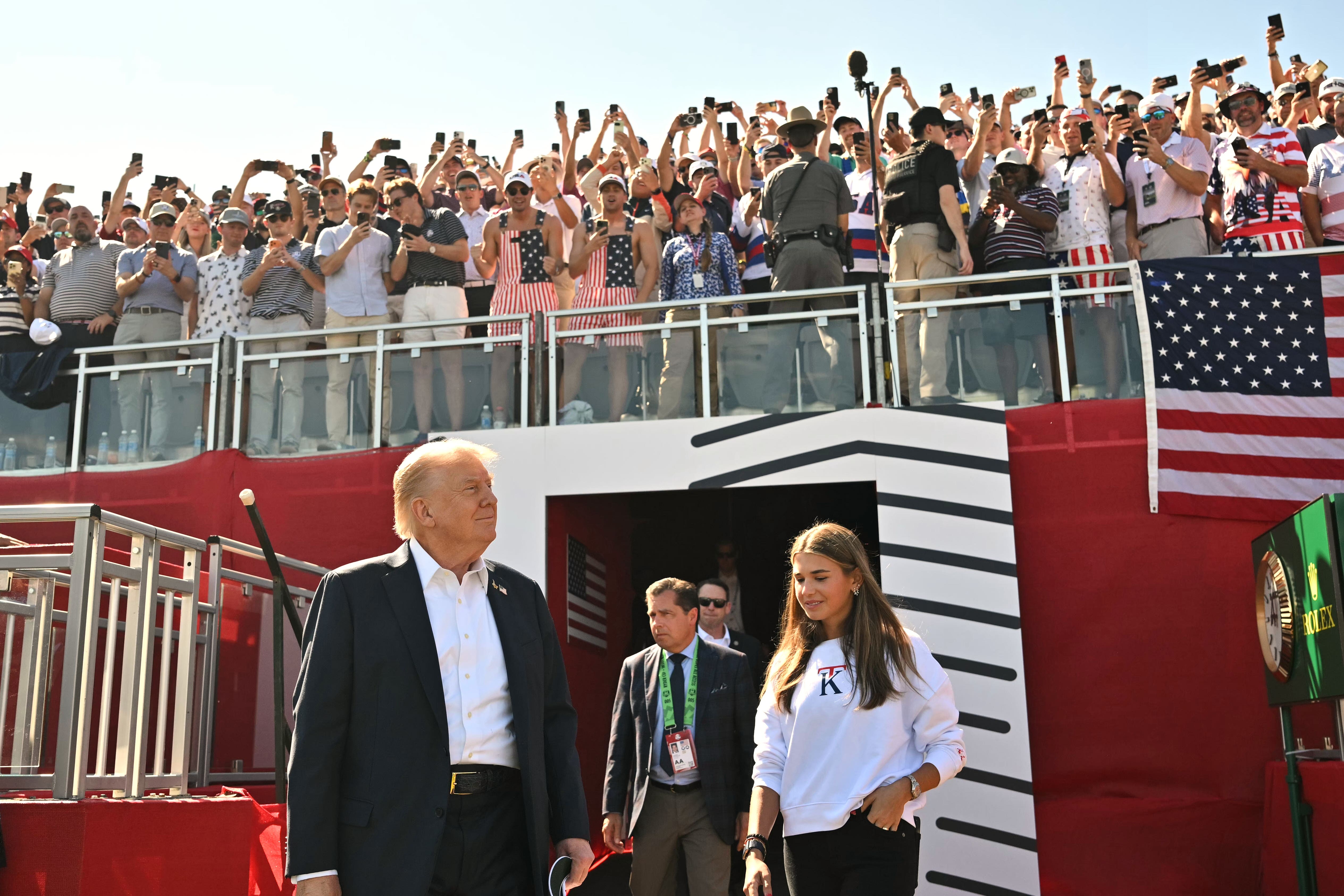 El presidente de los Estados Unidos, Donald Trump, asistió a la Ryder Cup el viernes (Mandel Ngan/Pool Photo a través de AP)