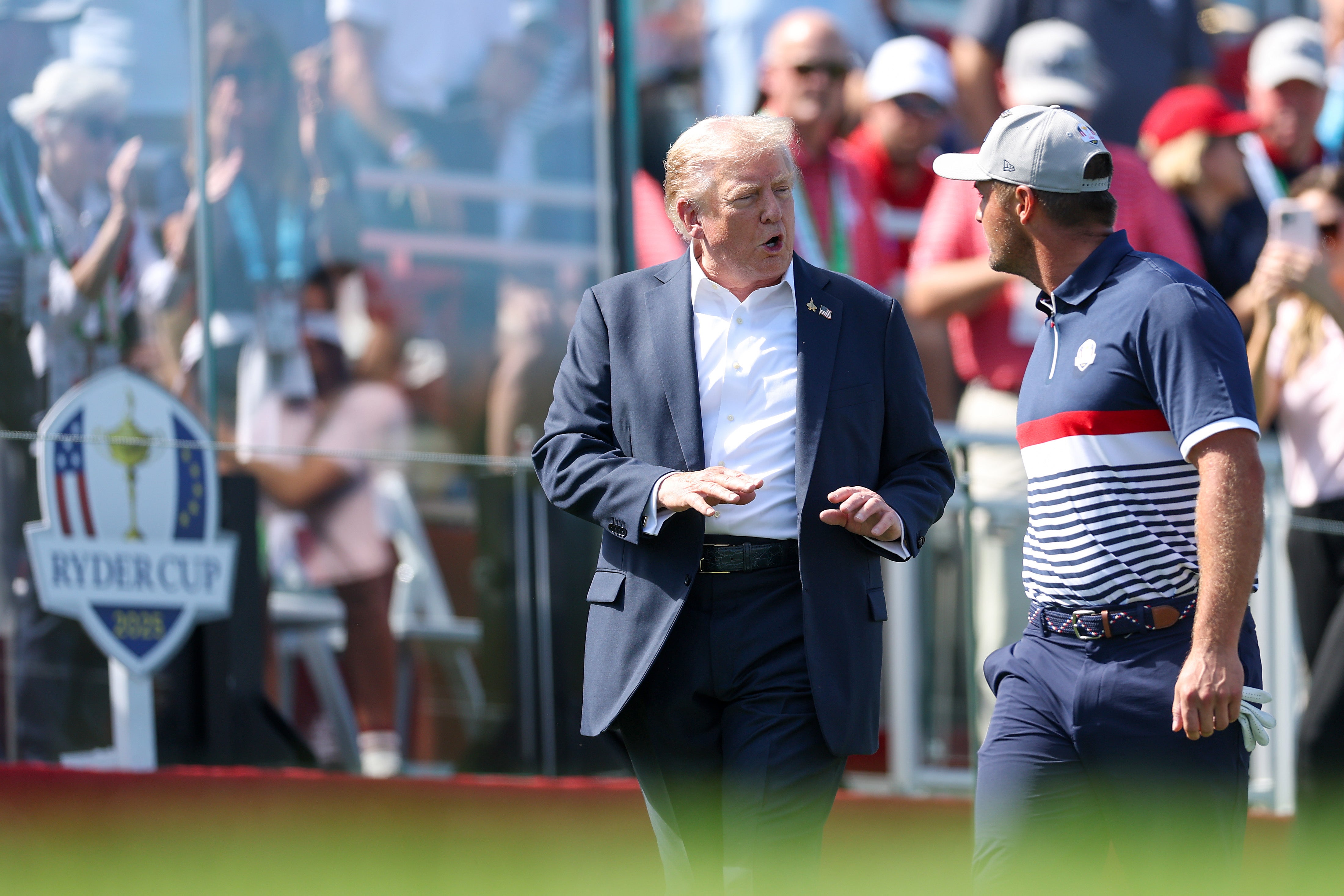 Donald Trump está de volta a Bethpage Black para incentivar a equipe dos EUA