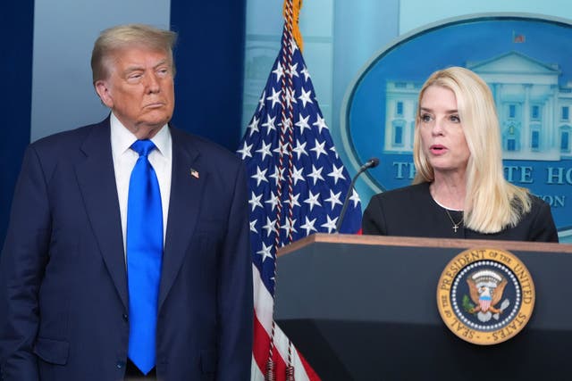 <p>Varios subordinados de la fiscal general de EE. UU., Pam Bondi, han denunciado la imputación del ex director del FBI James Comey como uno de los “peores abusos” en la historia del Departamento de Justicia</p>