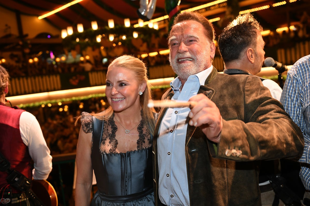 Schwarzenegger directs a band in a beer tent at Munichs Oktoberfest