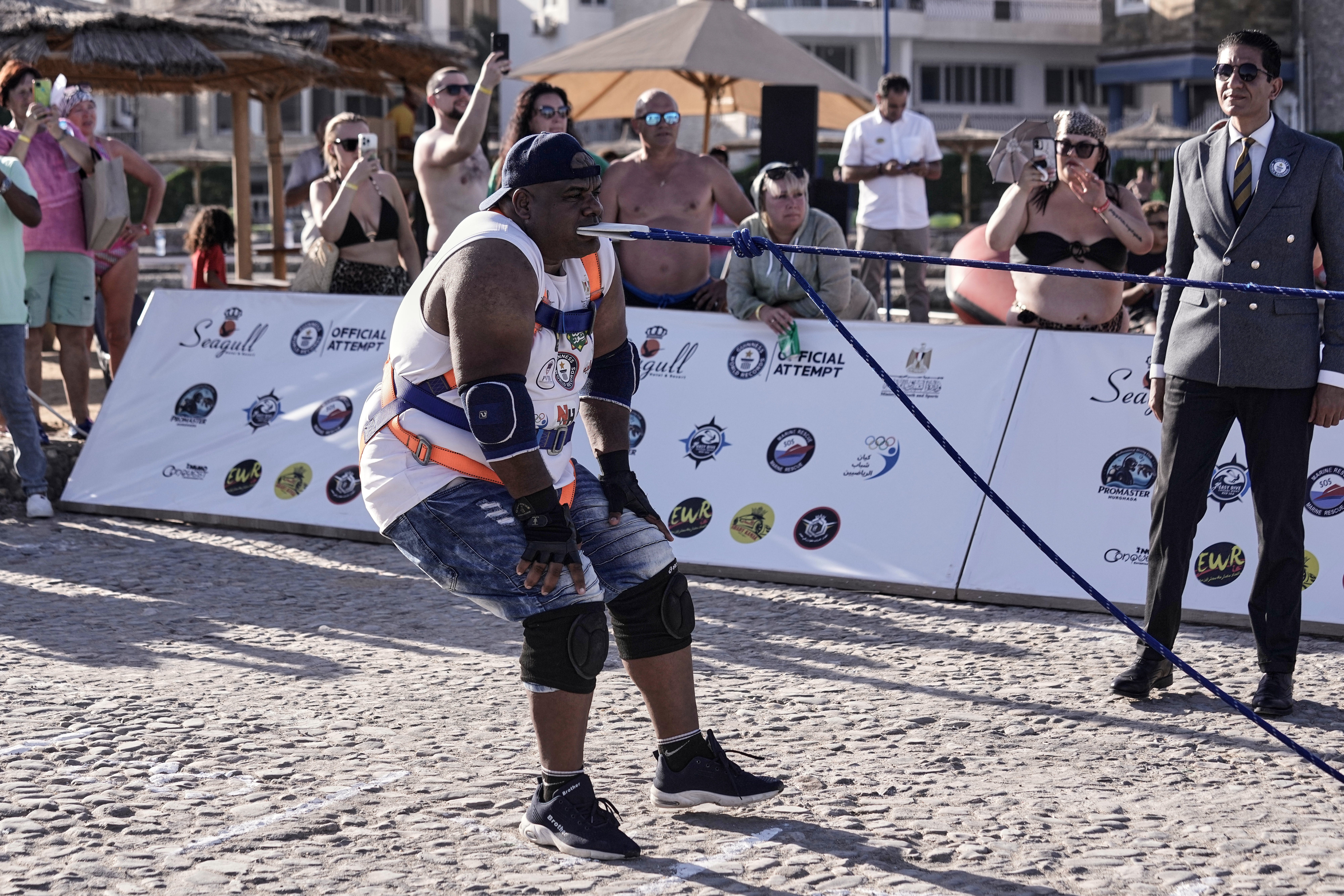 HOMBRE REMOLCA BARCO