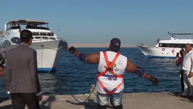 <p>Popular Egyptian 'strongman' pulls ship with his teeth</p>