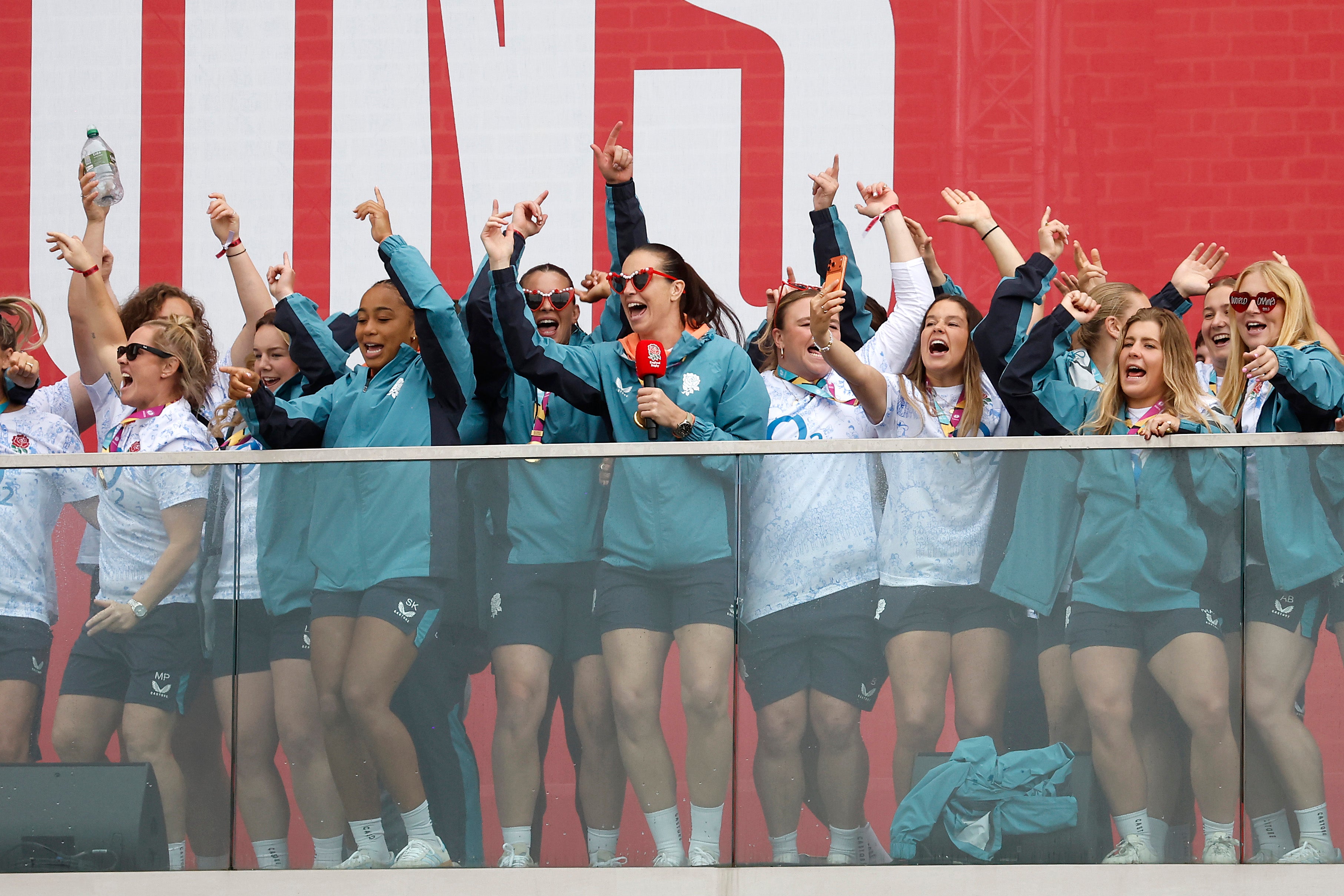Emily Scarratt memimpin membawakan lagu Neil Diamond 