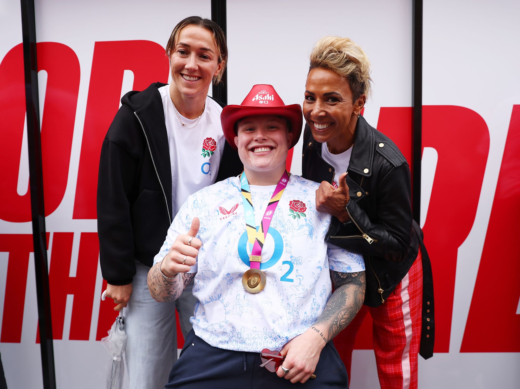 Lucy Bronze (kiri), Hannah Botterman (tengah), dan Kelly Holmes (kanan