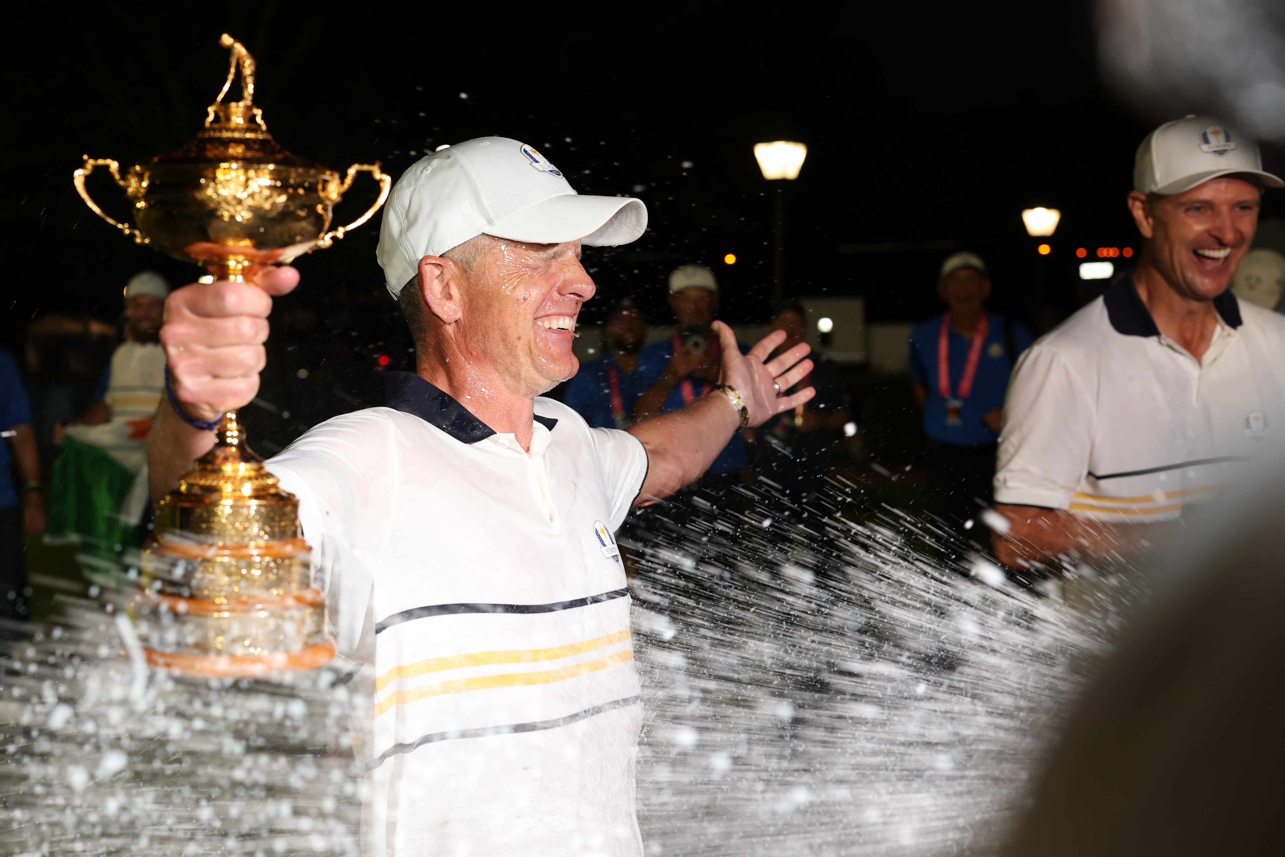 El Capitán Luke Donald de Team Europe tiene el trofeo de la Copa Ryder