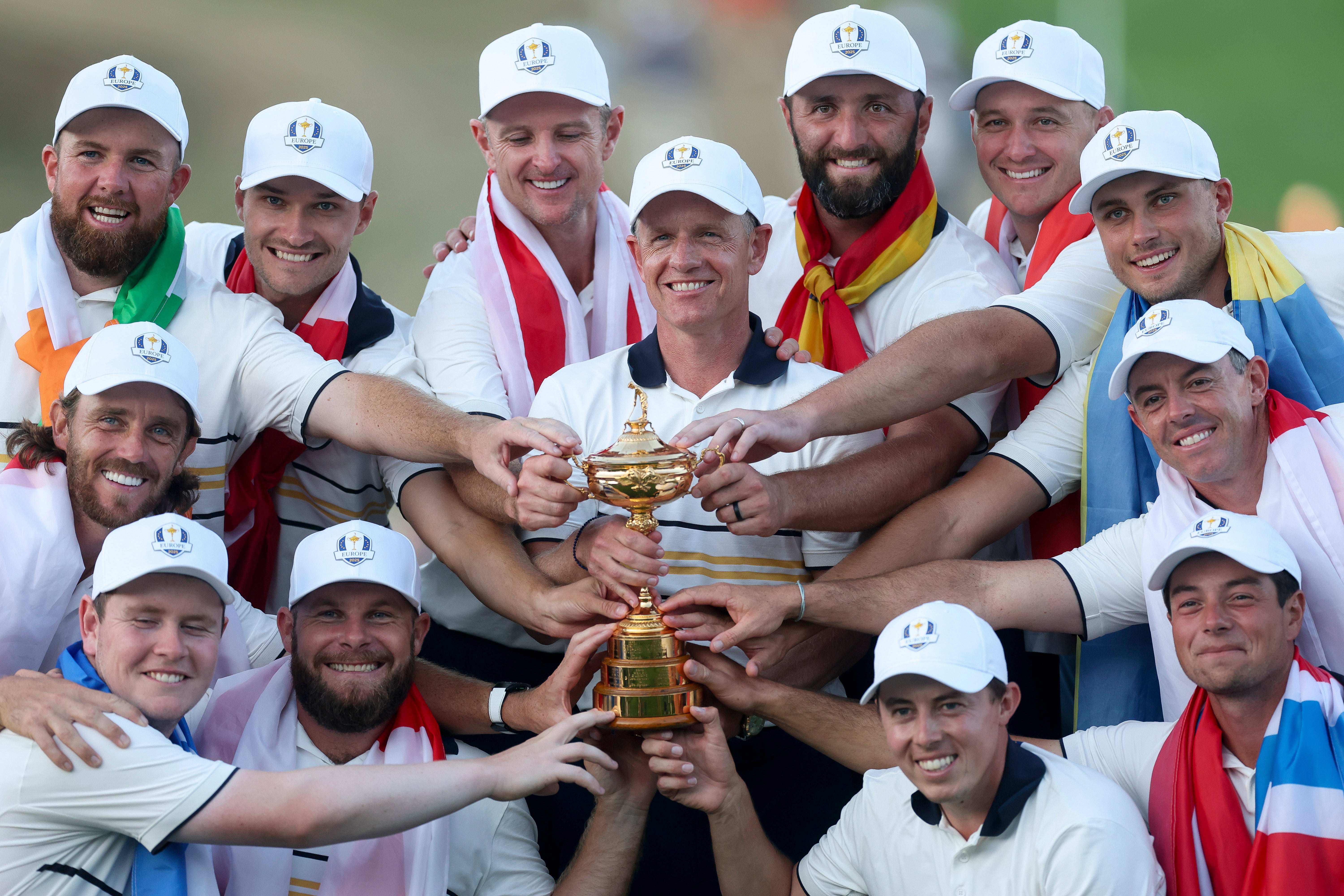 Team Europe świętuje trofeum po zwycięstwie w Bethpage Black