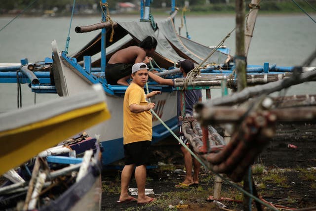 <p>Fishermen secure their fishing boats in Albay province, Philippines, ahead of Bualoi's landfall in the Bicol region on 25 September 2025</p>