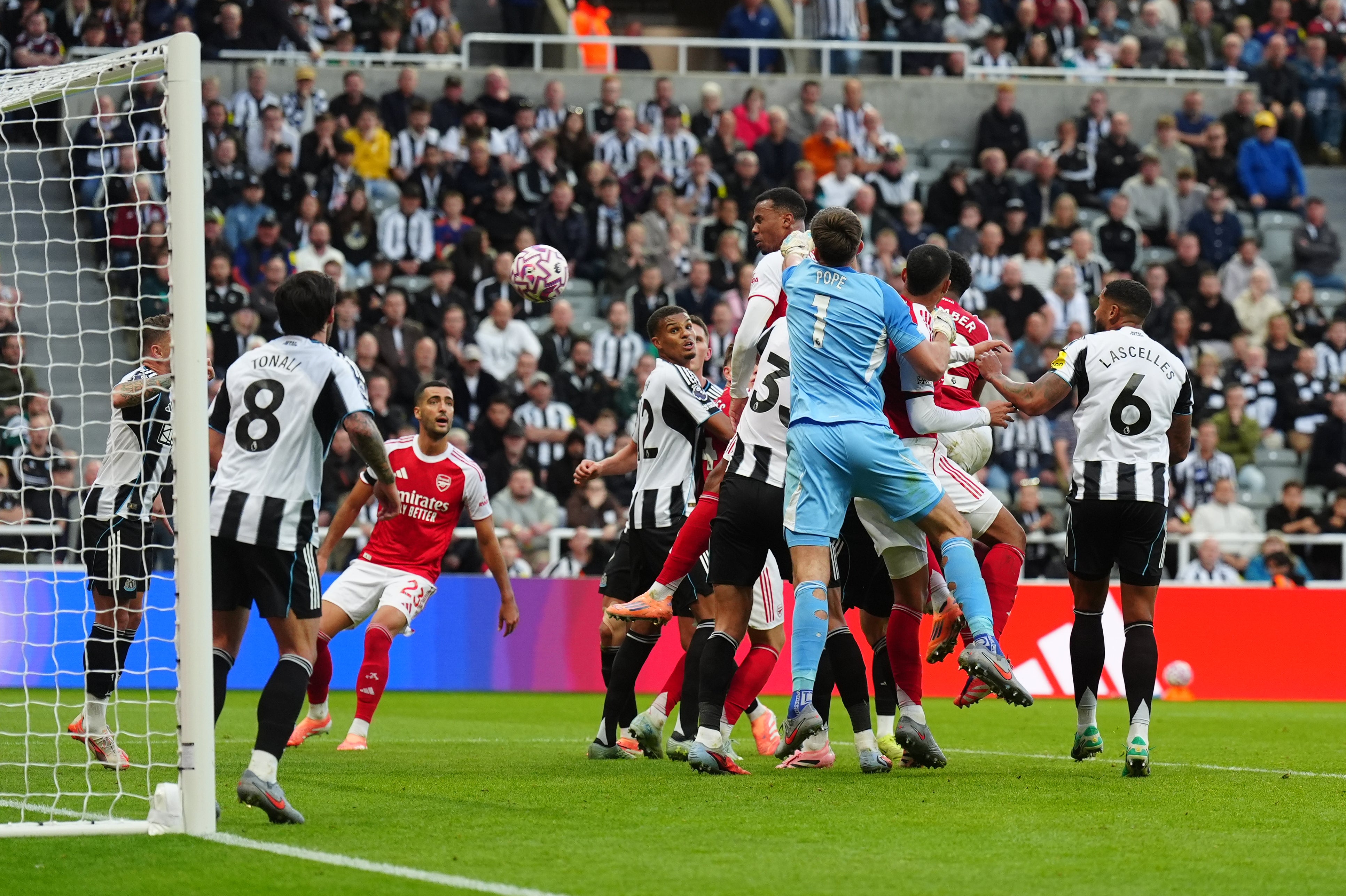 Gabriel anota al ganador (Owen Humphreys/PA)