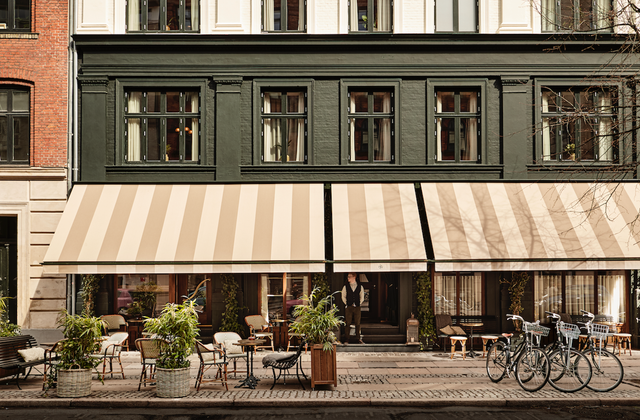 <p>The terrace of the hotel, located on a cobble-stoned street</p>