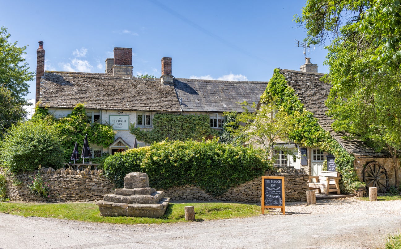 Church Cottage is found in the picturesque village of Kelmscott, where the 17th-century pub The Plough can be enjoye