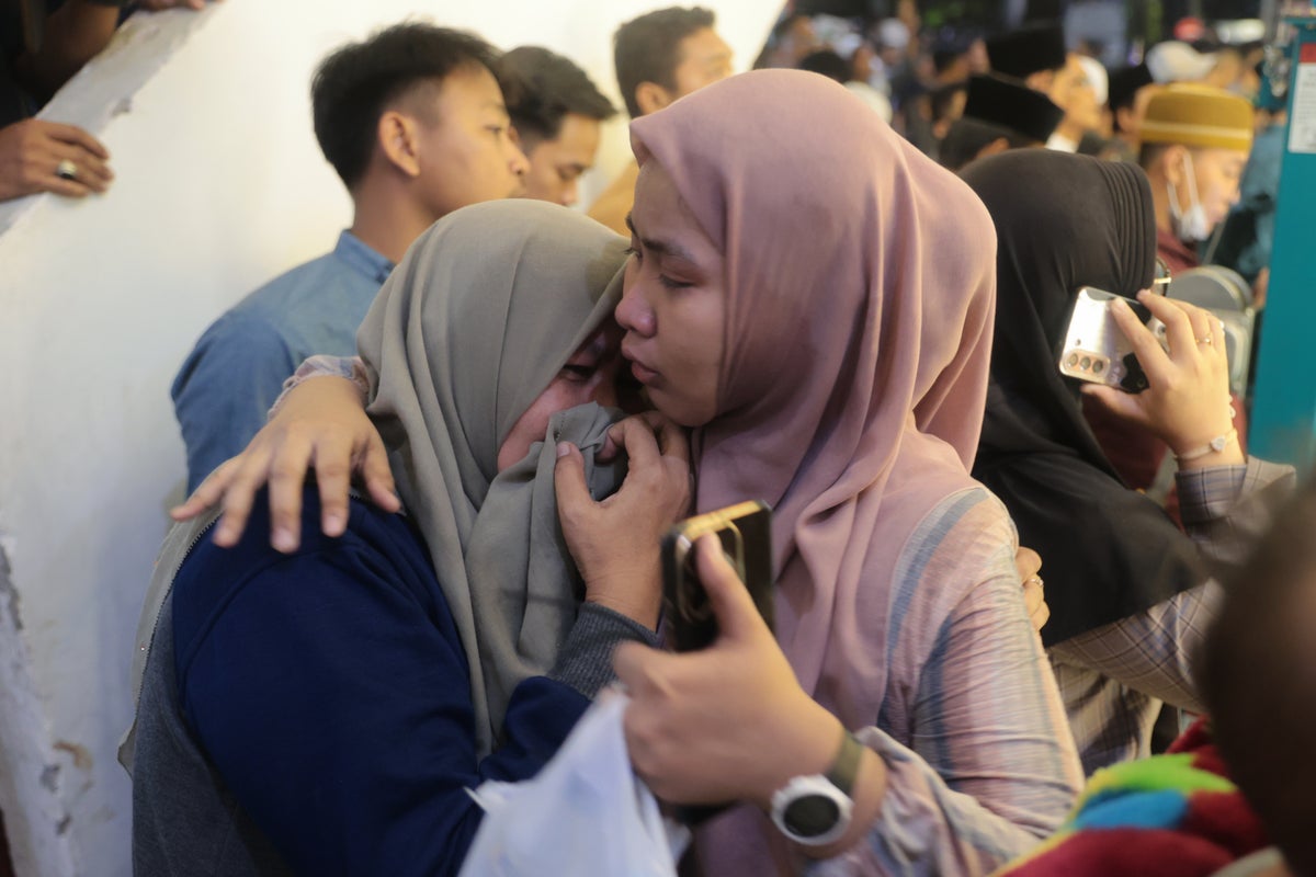 Indonesia Prayer Hall Collapse Kills One, Injures 99
