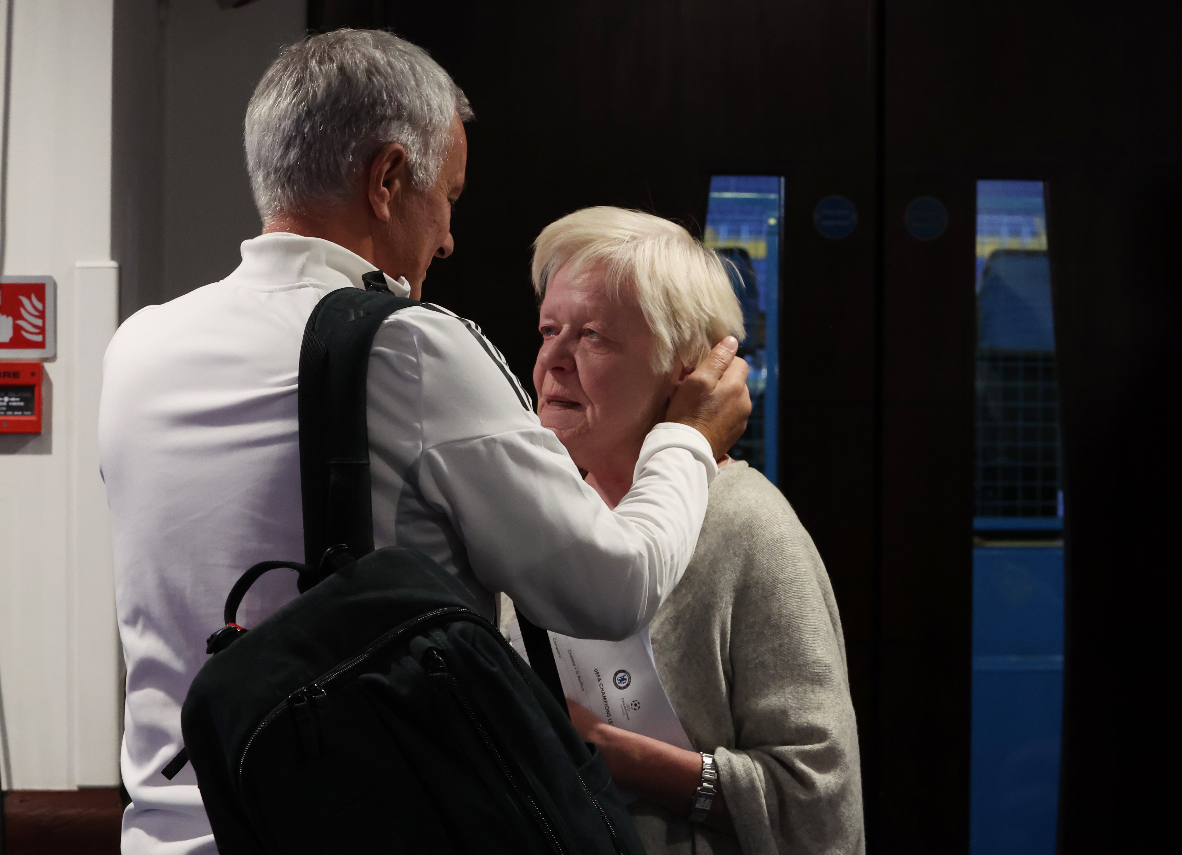 Las cámaras se aseguraron de recoger los cariñosos intercambios de Mourinho con el personal de Chelsea
