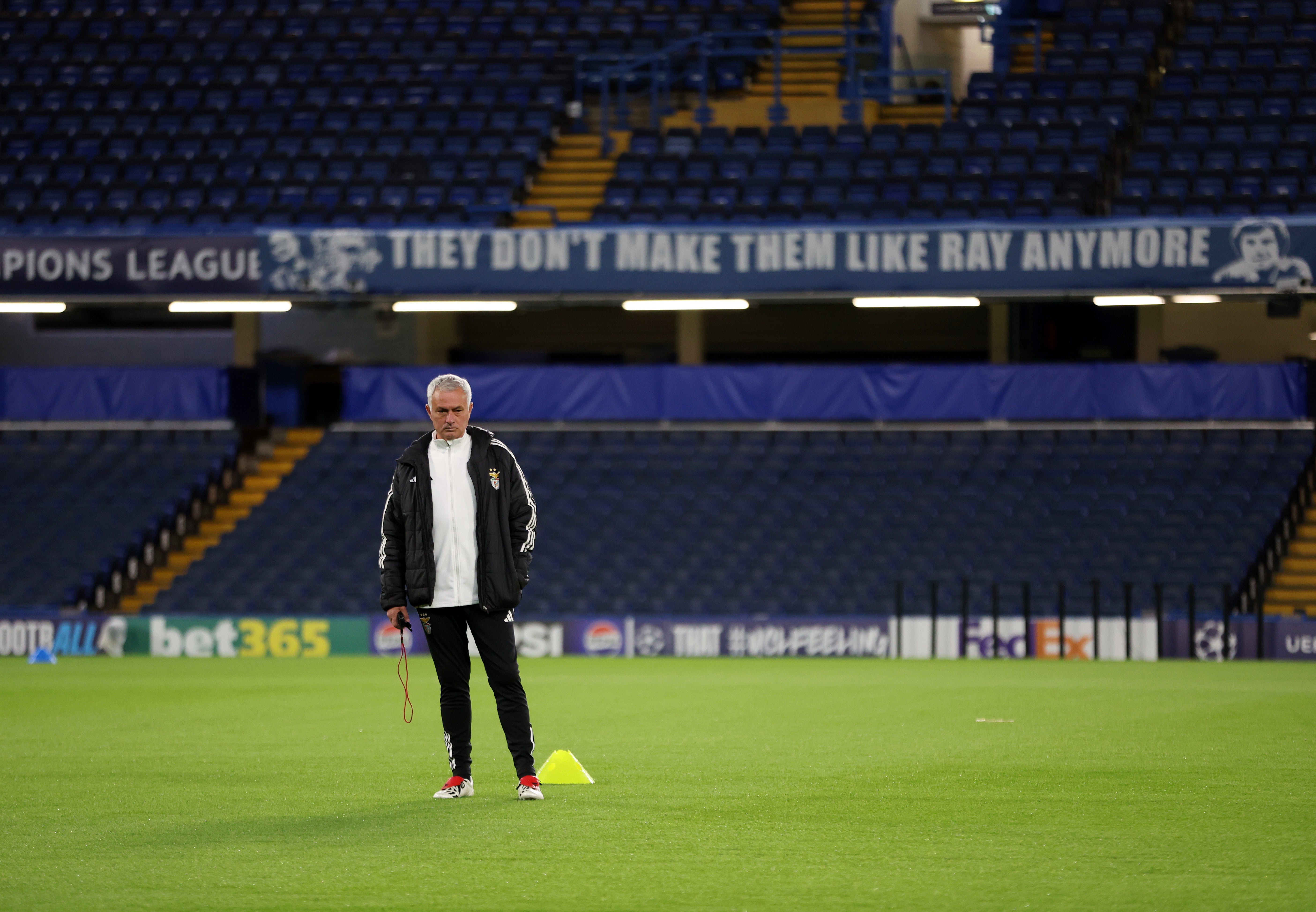 Mourinho tomó el entrenamiento del Benfica en el campo en Stamford Bridge el martes (Steven Paston/PA)
