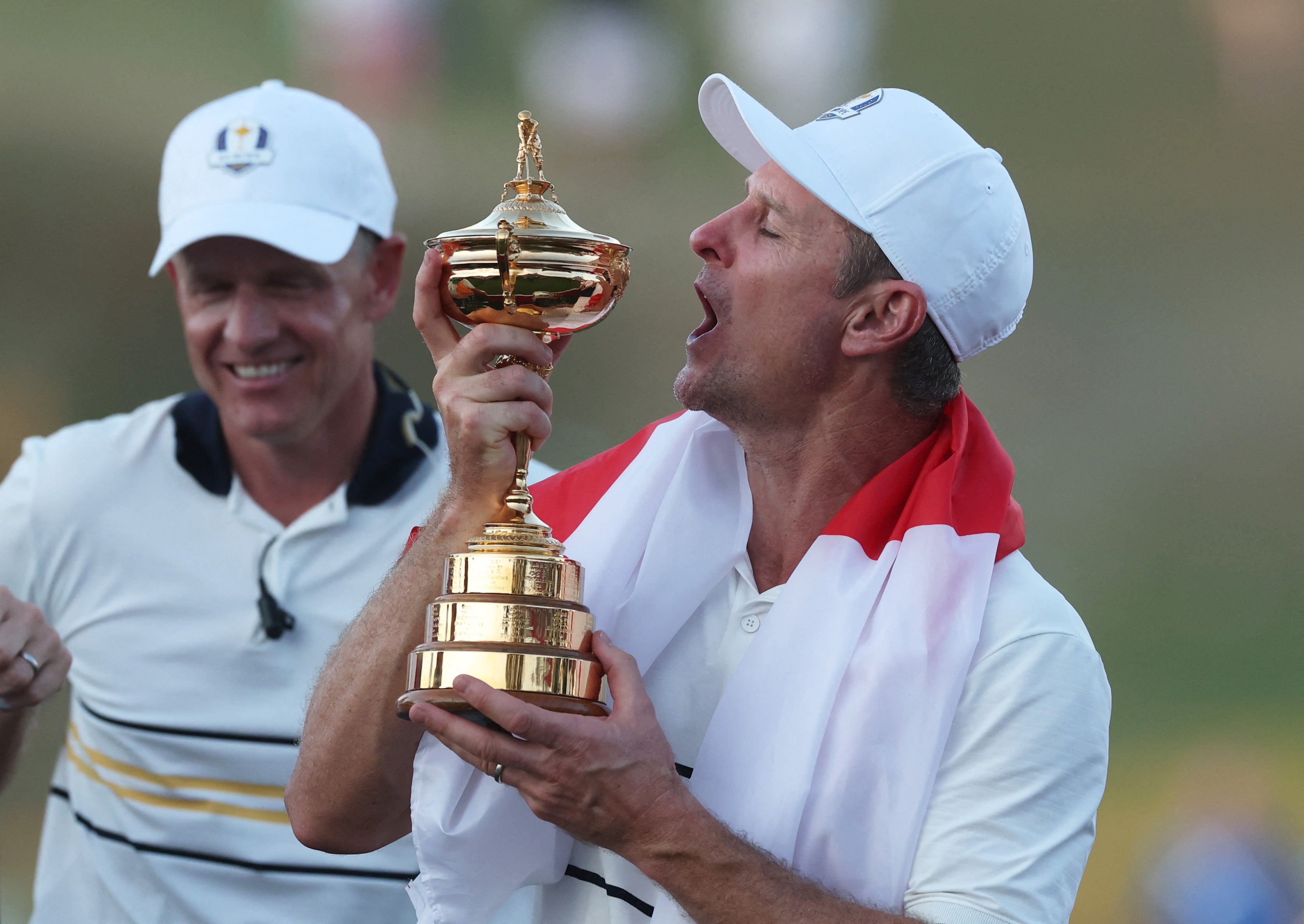 Justin Rose celebró ganar otra Copa Ryder, con Luke Donald mirando