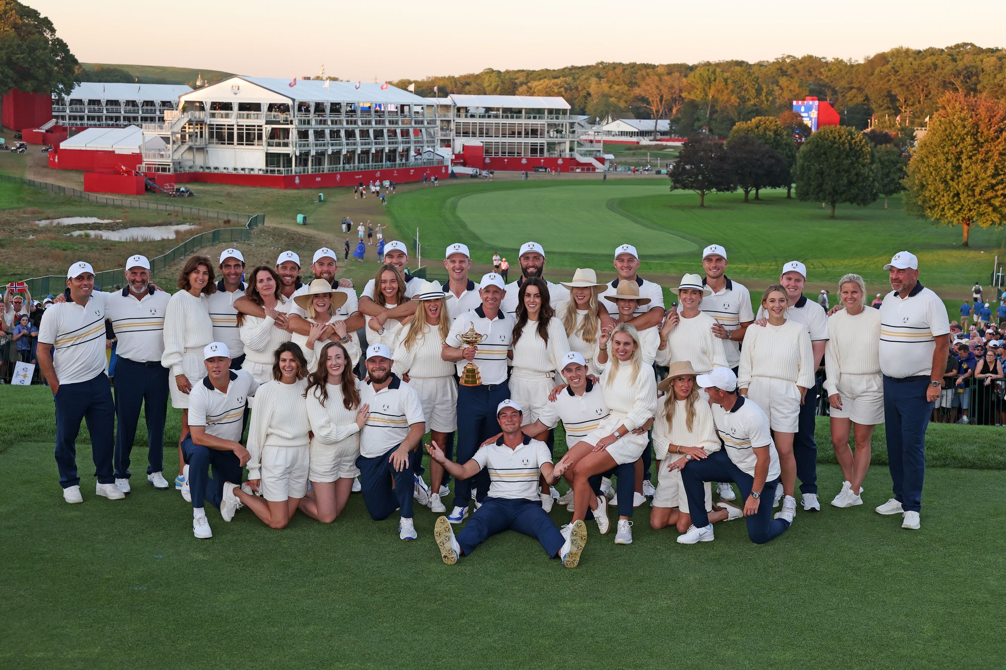 Viktor Hovland se sienta al frente solo mientras esposas y socios se unen a los jugadores