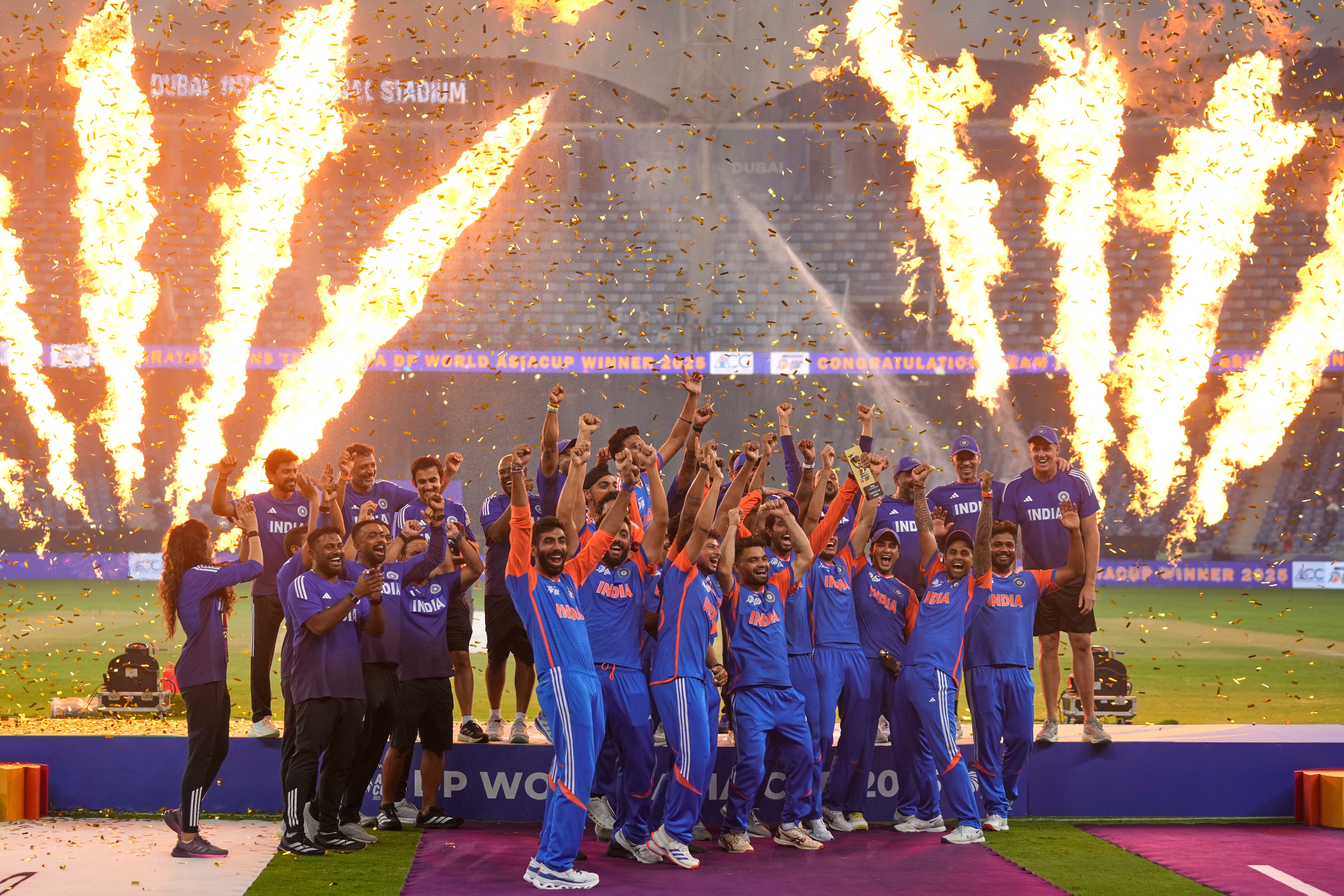 Team India celebra después de ganar la final de cricket de la Copa Asia contra Pakistán en el Dubai International Cricket Stadium, Emiratos Árabes Unidos, domingo