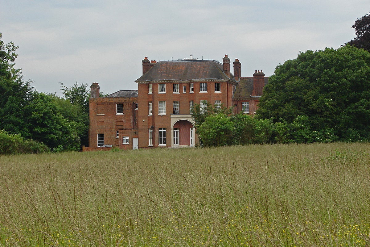 Dog walker reacts with anger to no-go zone around William and Kate's new home