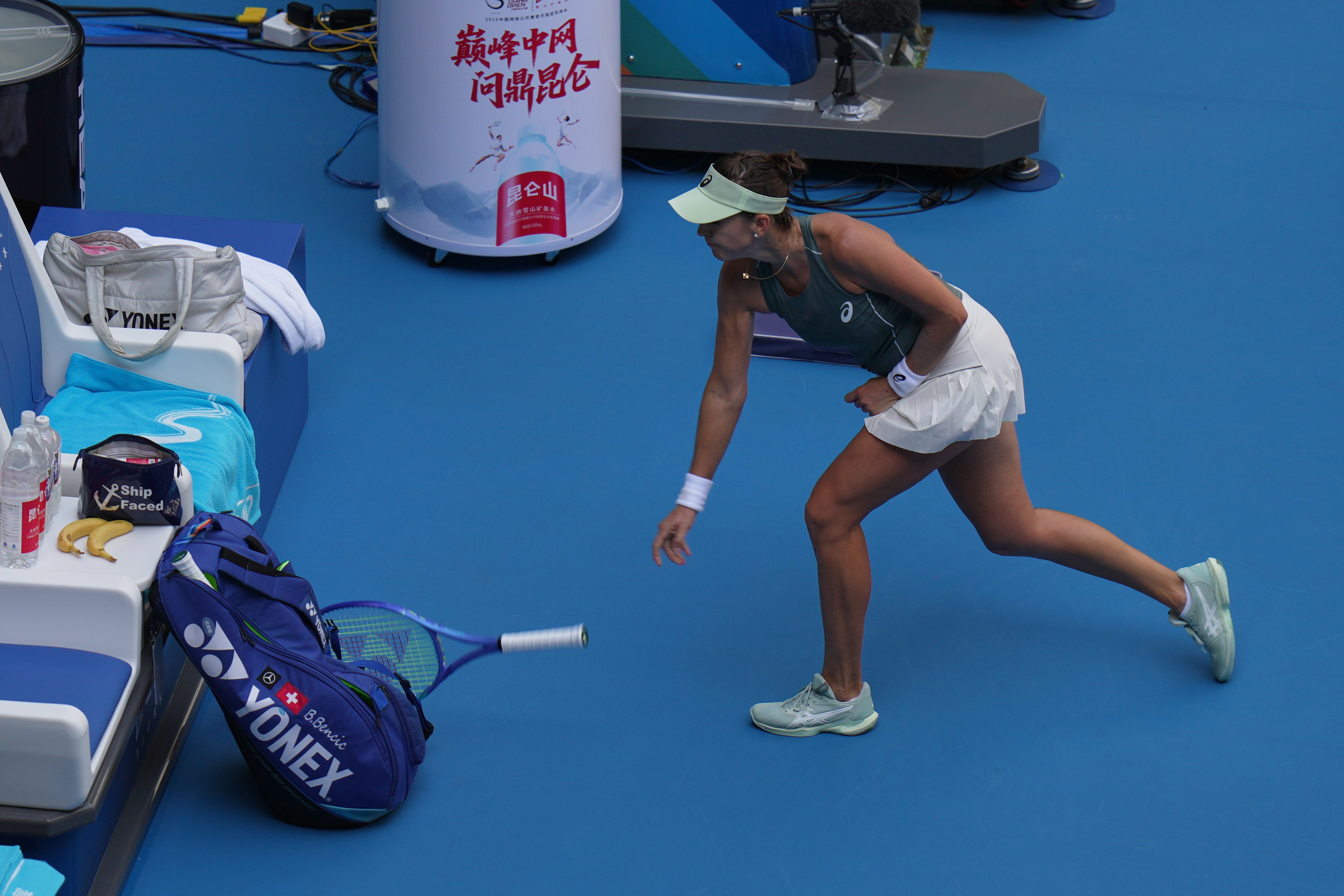 Bencic arroja su raqueta a la cancha después de perder un punto por la ruina