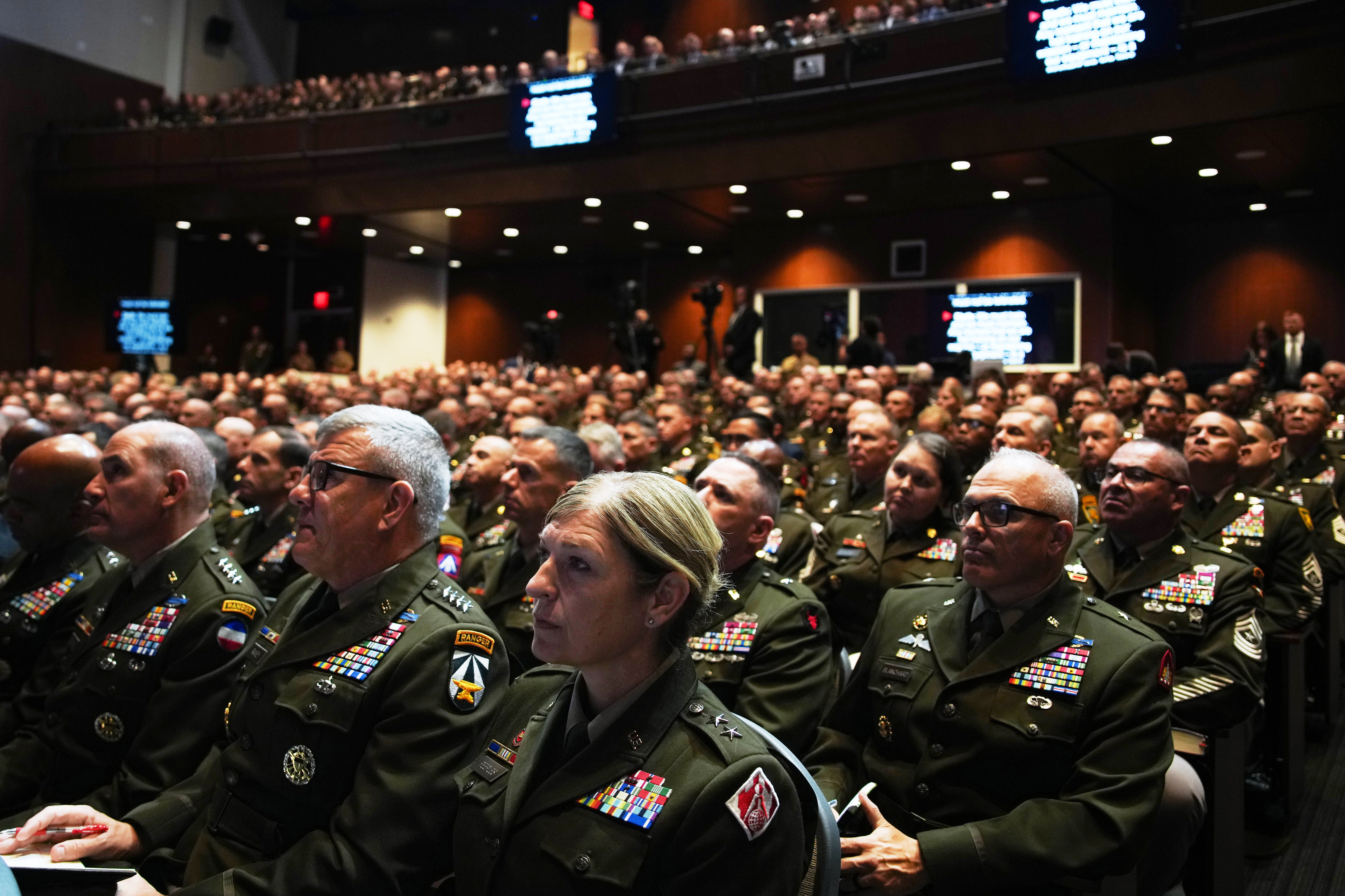 O Brass Militar foi chamado de postar em todo o mundo. Os críticos consideram a reunião uma perda de tempo e dinheiro