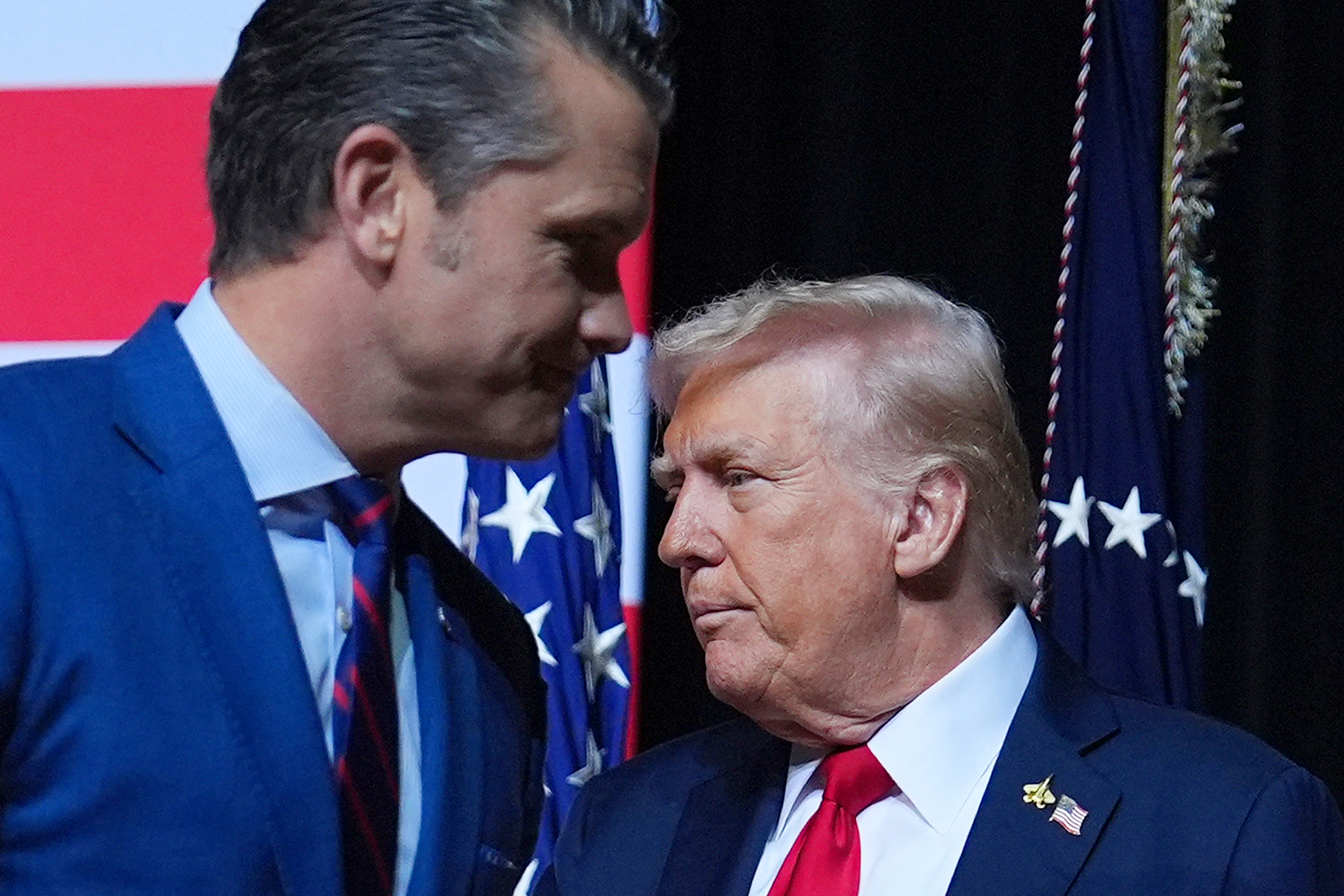 Tanto o presidente Donald Trump quanto o secretário de Guerra Pitt Hegsheth se dirigiram aos principais comandantes militares nos Estados Unidos