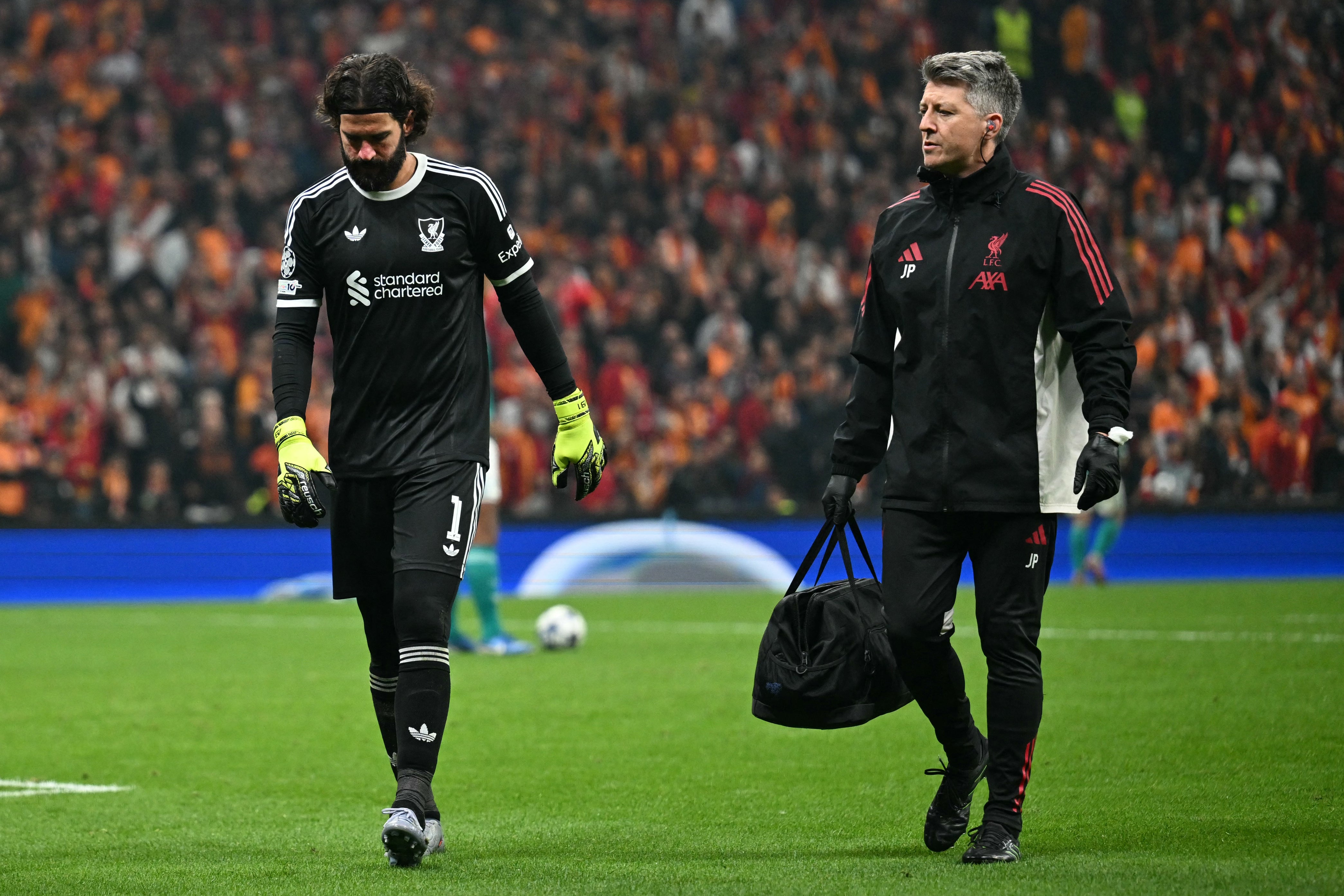 Alisson partió con una lesión