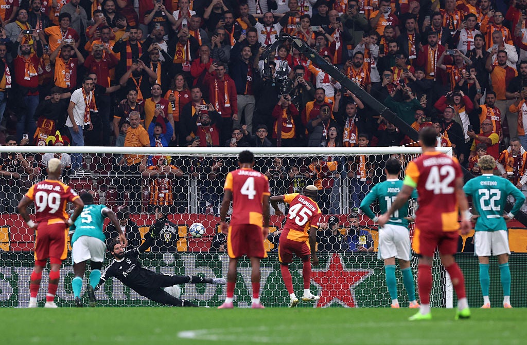 Victor Osimen fez o único gol do jogo no pênalti