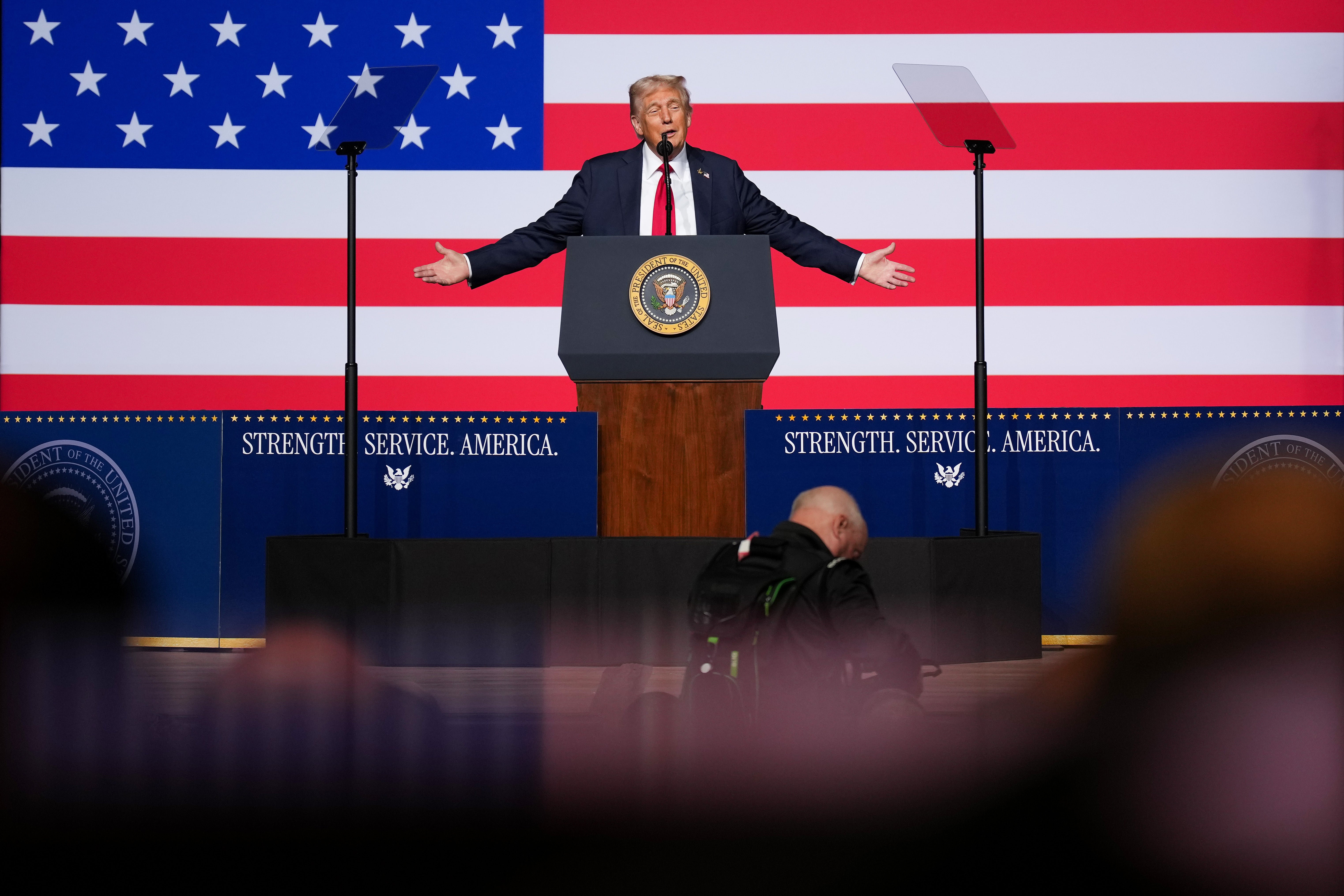 Trump fez um discurso intenso que muitas vezes se concentra em suas alegações familiares, mas inclui uma sugestão de que as cidades dos EUA devem atuar como 'campos de treinamento' para as forças militares