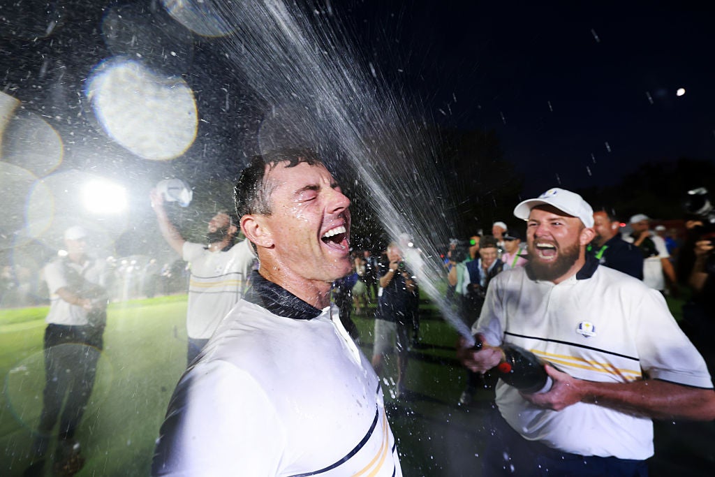 Rory McIlroy es rociado con champán después de la victoria de la Copa Ryder de Europa en Nueva York