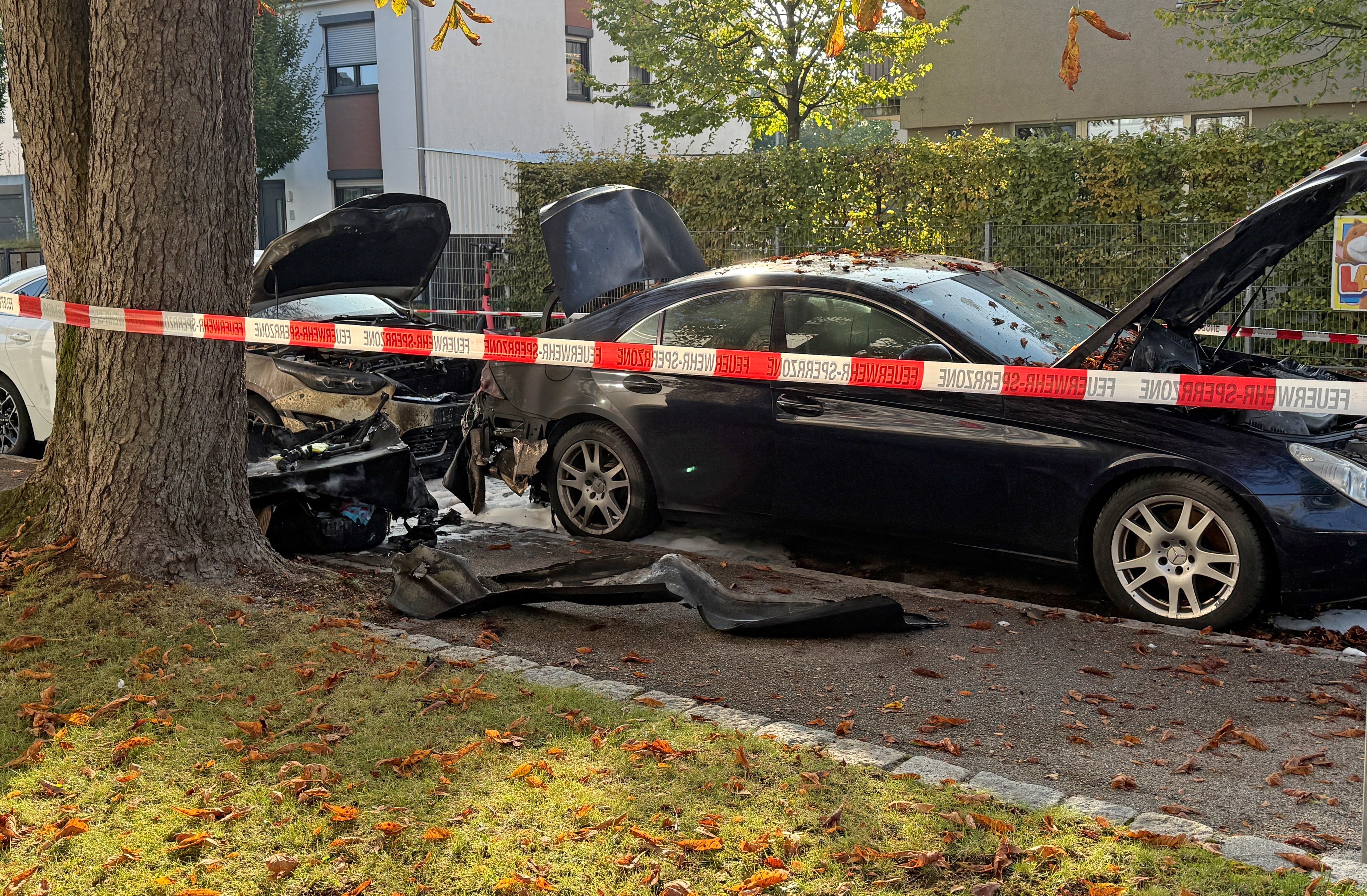 Um carro queimado foi visto em uma rua depois de um incêndio em Munique na Alemanha, quarta -feira, 1 de outubro de 2025