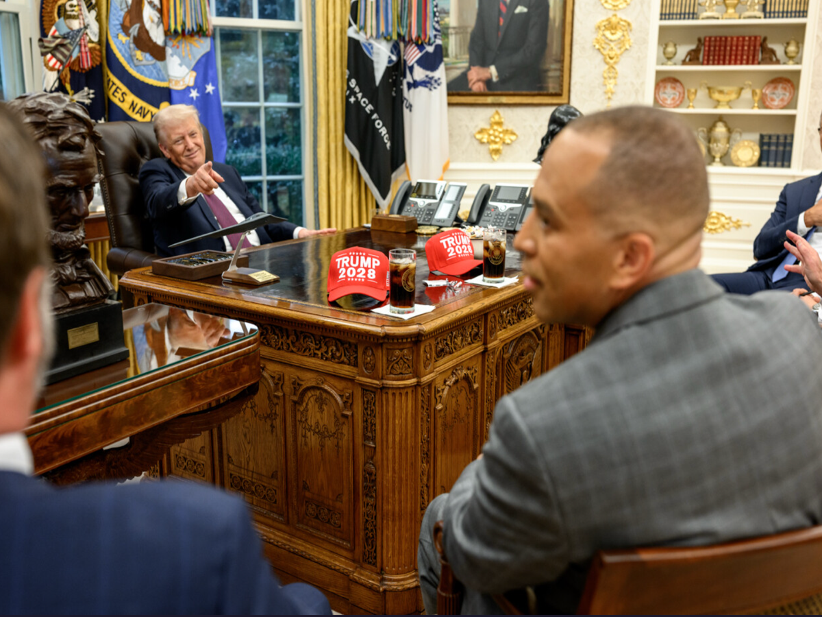 Jeffries prods JD Vance after object on Trump's desk shocks him