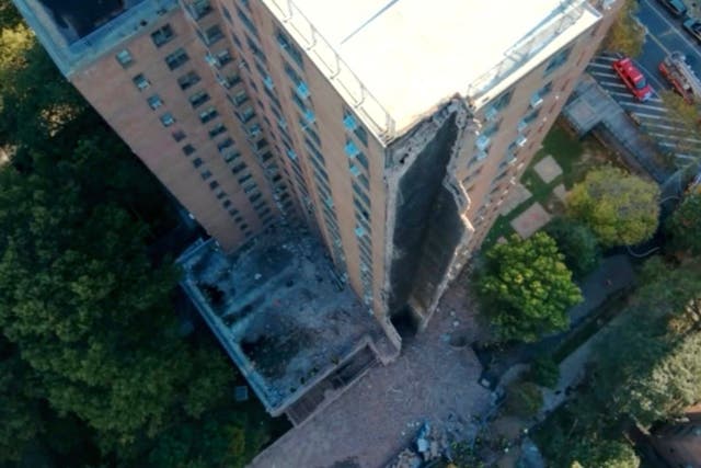 <p>Un edificio de departamentos en el Bronx sufrió un colapso parcial tras una explosión de gas la mañana del miércoles</p>