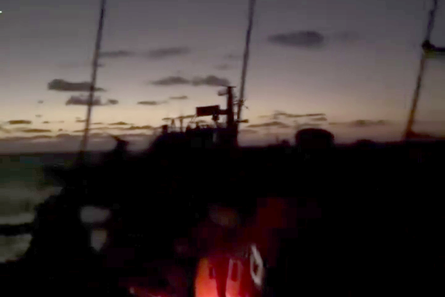<p>Imágenes de Thiago Ávila muestran presunta interceptación de su flotilla por un buque militar israelí “intimidante”</p>