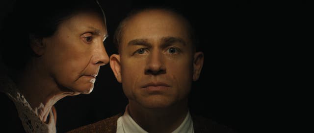 <p>Laurie Metcalf como Augusta Gein y Charlie Hunnam como Ed Gein en ‘Monstruo: la historia de Ed Gein’</p>