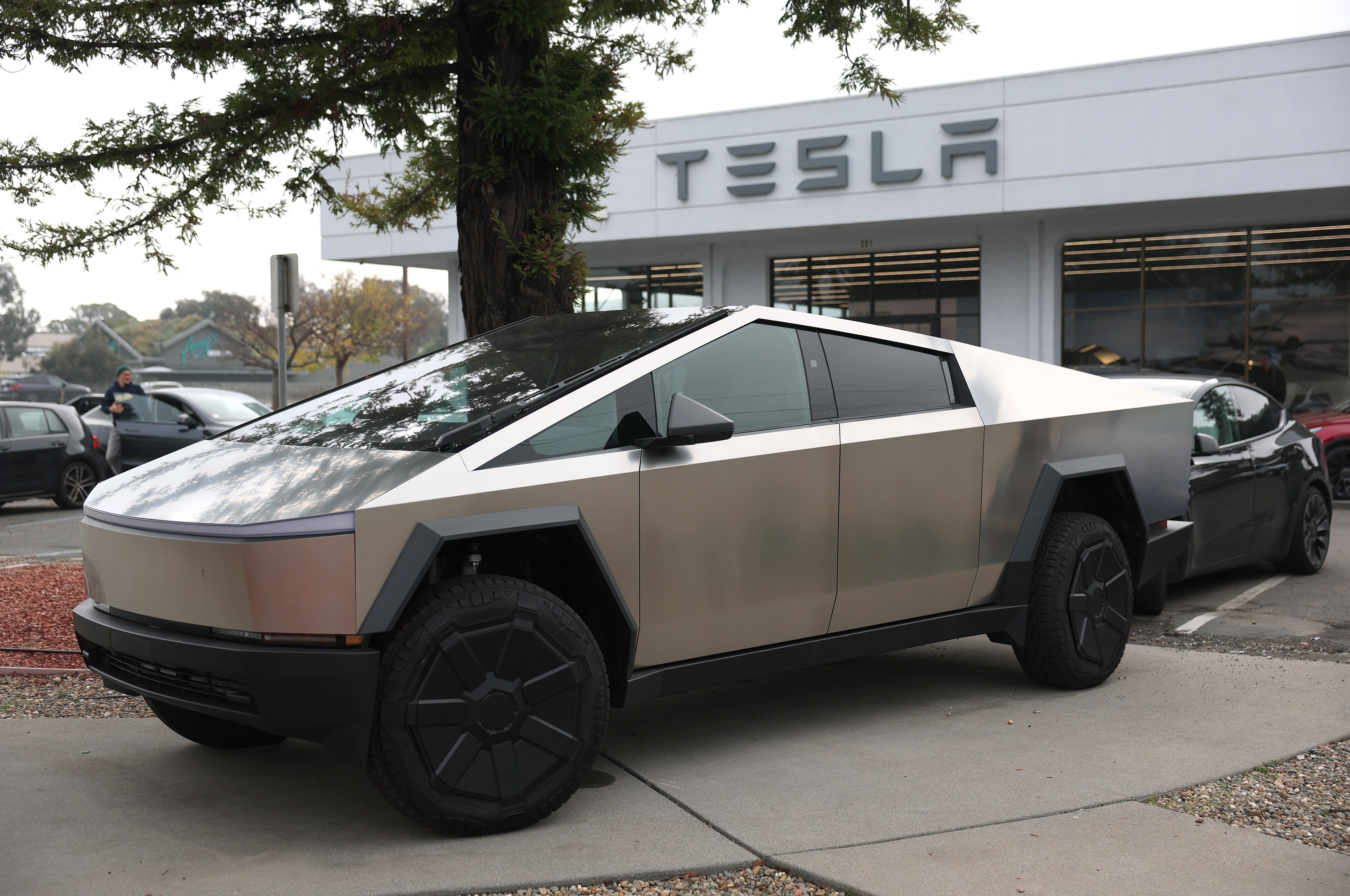The automaker is developing new designs that will make it easier to open doors in the event a car loses power, Franz von Holzhausen, Tesla’s chief designer, said on a podcast