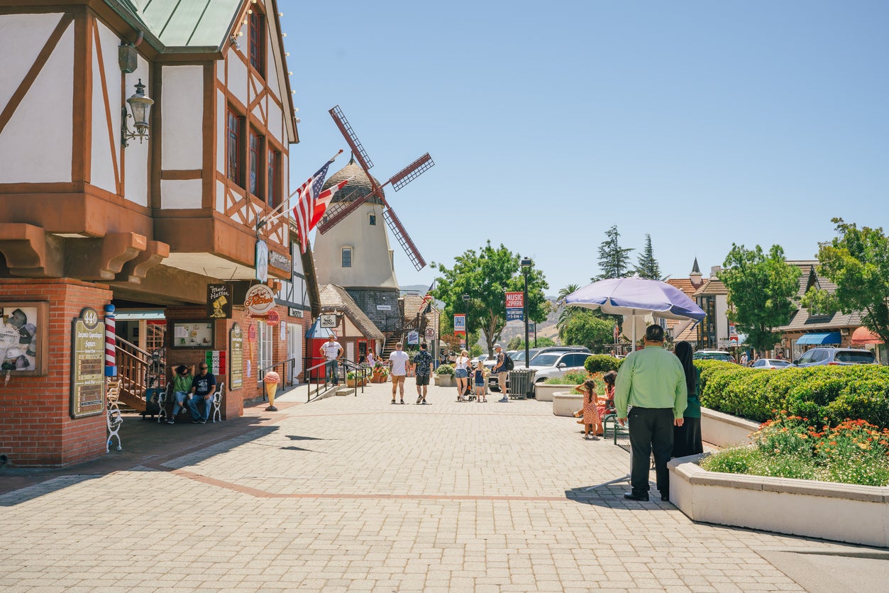 Solvang دارای نمای نیمه وقت ، سقف های شسته شده ، آسیاب های بادی و نانوایی دانمارکی است
