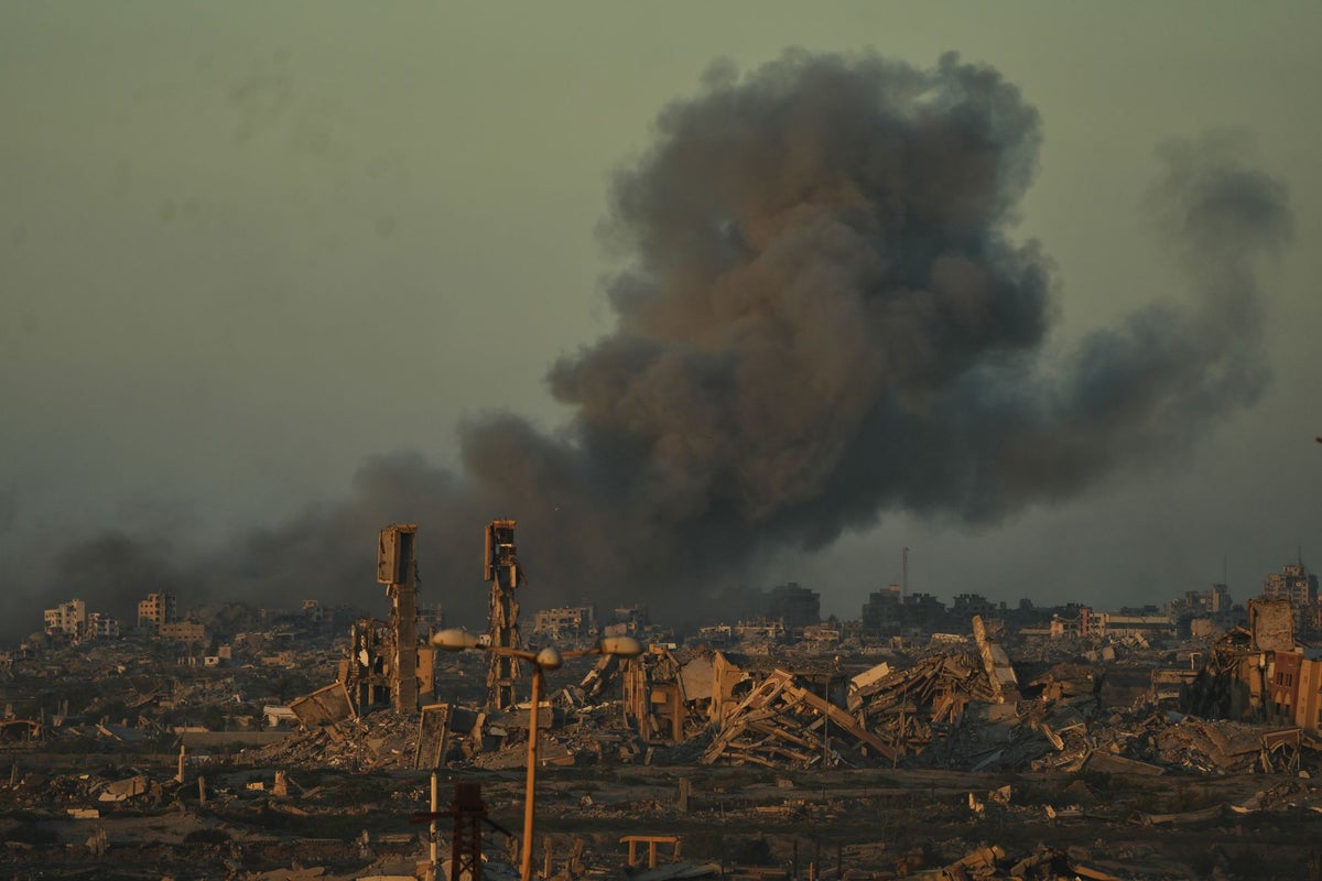 Hamas Delays Response to Trump's Gaza Peace Plan Amid Internal Divisions and Ongoing Israeli Offensive