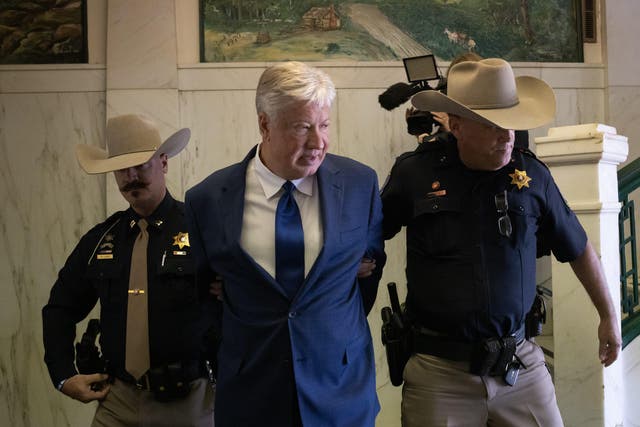 <p>Robert Morris, fundador de una de las mayores iglesias en Texas, es escoltado fuera del tribunal luego de declararse culpable de actos lascivos e indecentes contra una menor de edad</p>