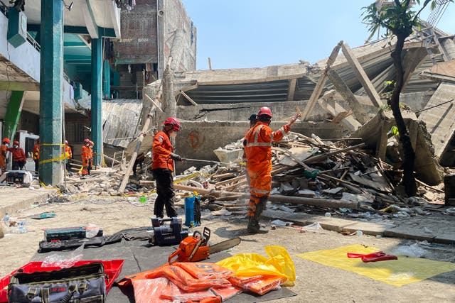 <p>Rescuers search for victims of a collapsed building at an Islamic boarding school in Sidoarjo, East Java, Indonesia</p>