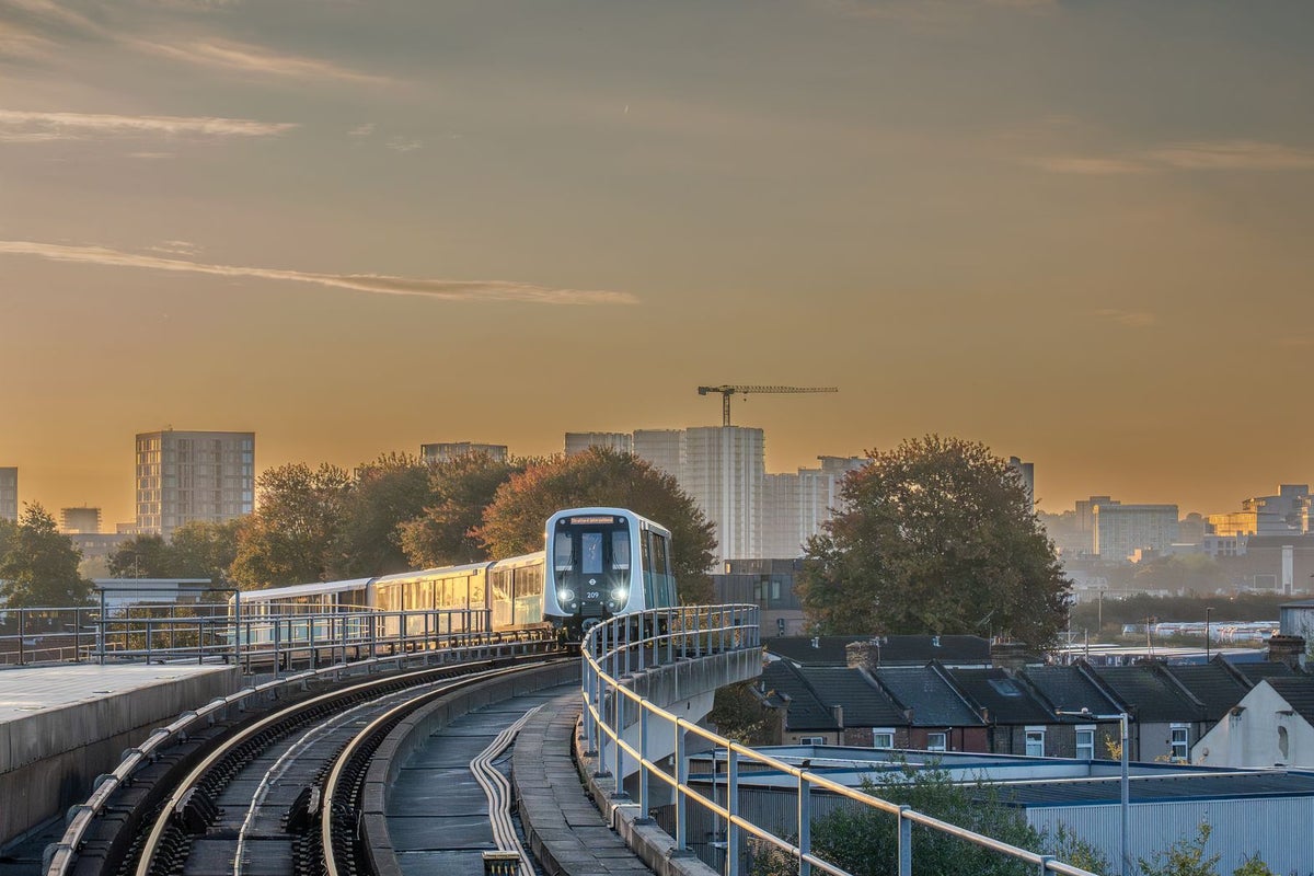 New DLR trains begin service in London