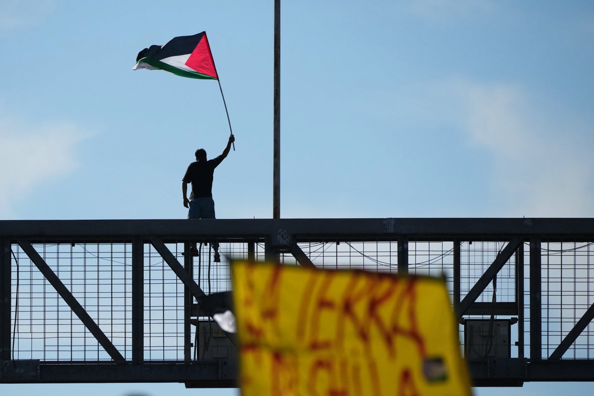 https://static.independent.co.uk/2025/10/03/18/Italy_Gaza_Flotilla_Protest_16675.jpg?width=1200&height=800&crop=1200:800