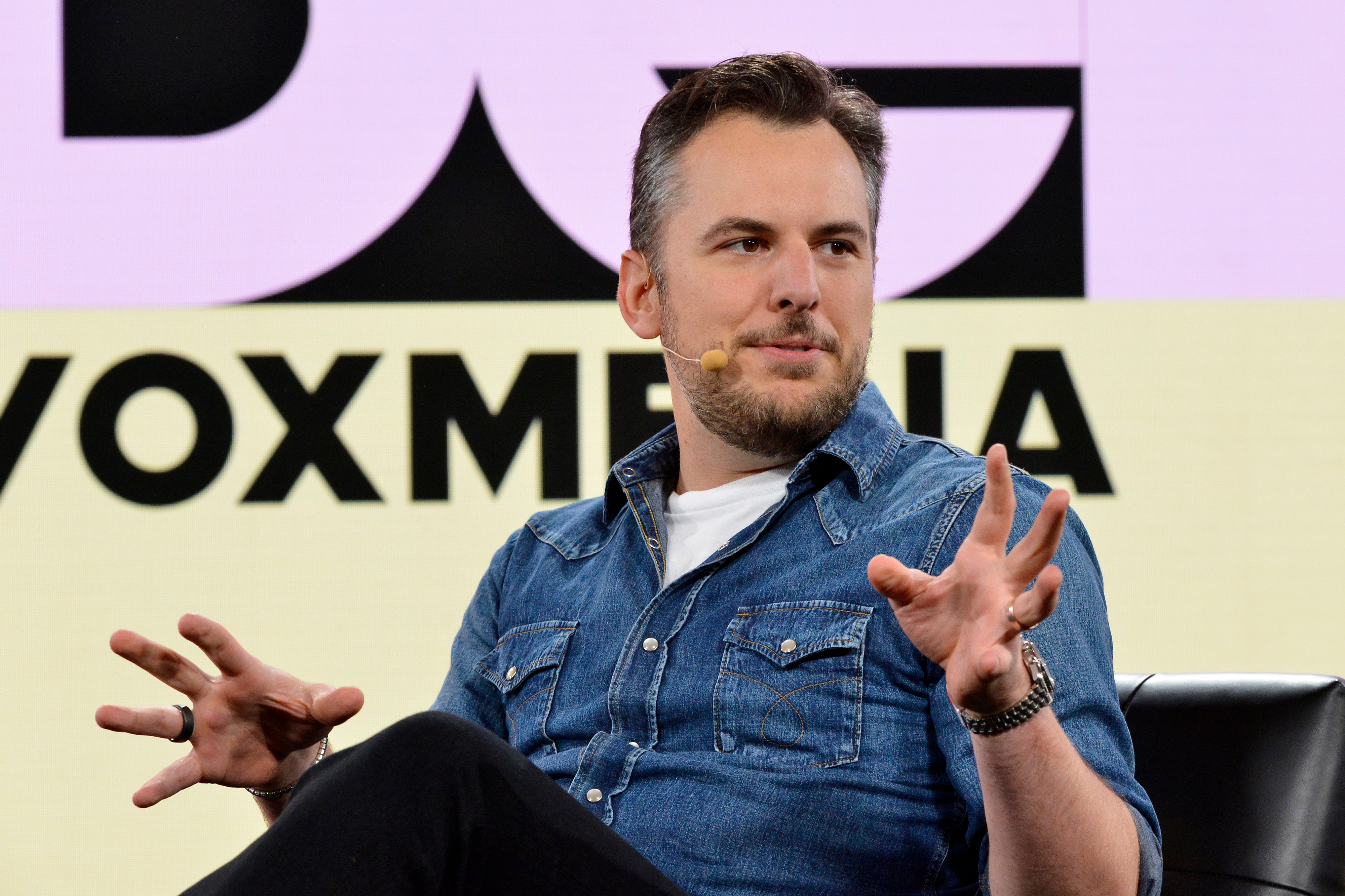 O cofundador do Instagram, Mike Criger, mostrado aqui em uma conferência VOX em 2021, renunciou ao Instagram em 2018 sobre a intervenção de sua principal empresa, Meta.