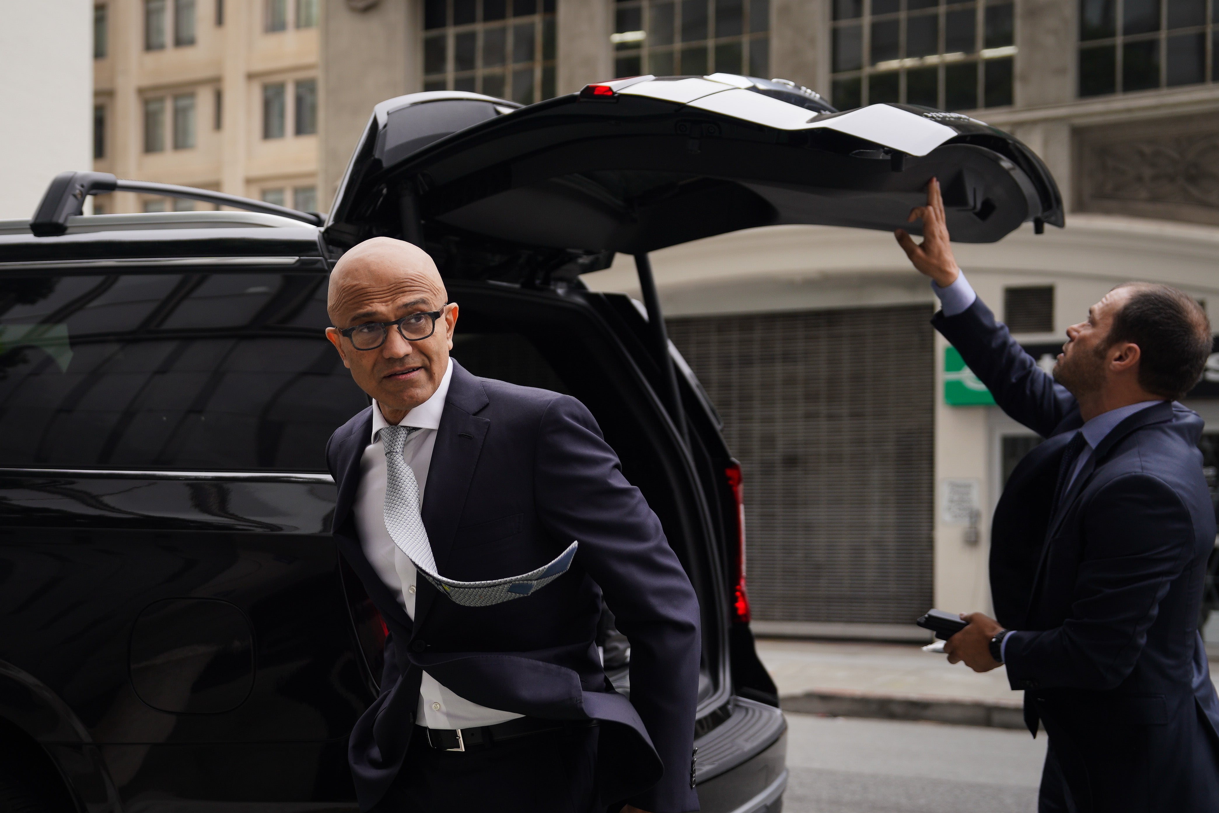 O CEO da Microsoft, Satya Nadella Vitgem Giant Activision, chegou ao Tribunal Federal para ouvir sobre a unificação de sua organização com a Blizard. Ele também esteve nos Estados Unidos com visto H-1B.