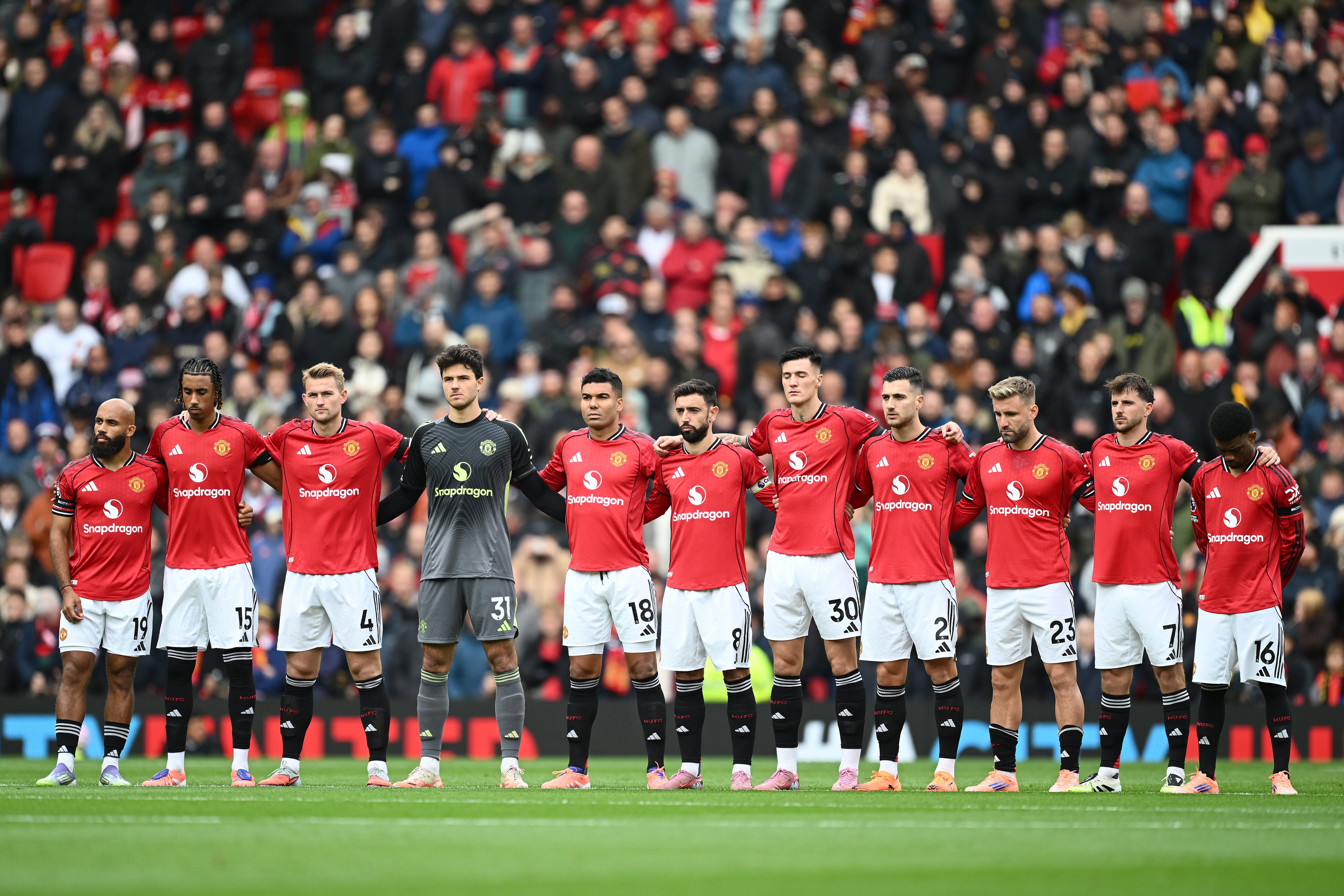 Man United levou um minuto de silêncio antes de confrontos com os Sundarland e os jogadores usarão braçadeira preta