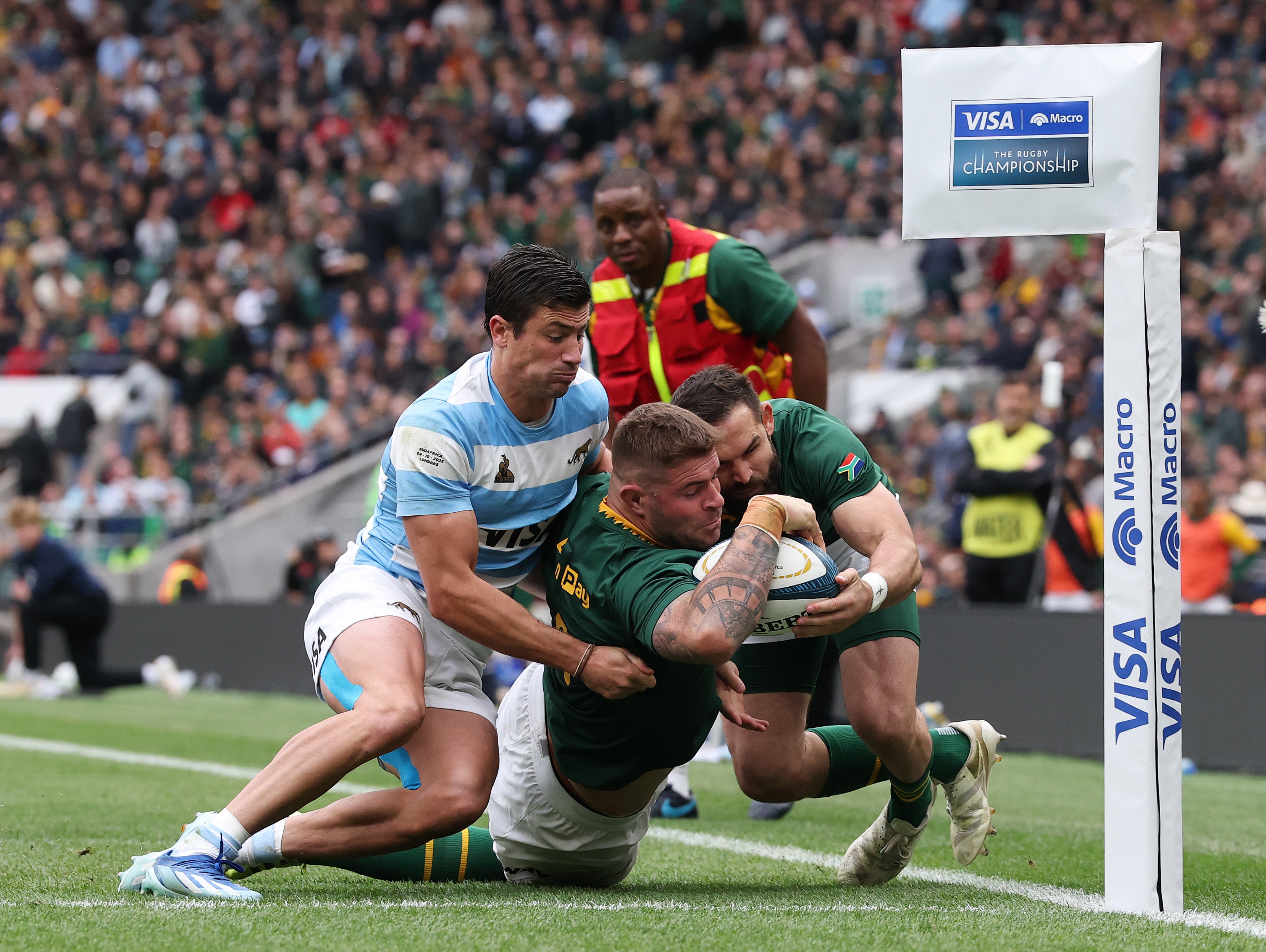 Malcolm Marx lunged to score a crucial South Africa try