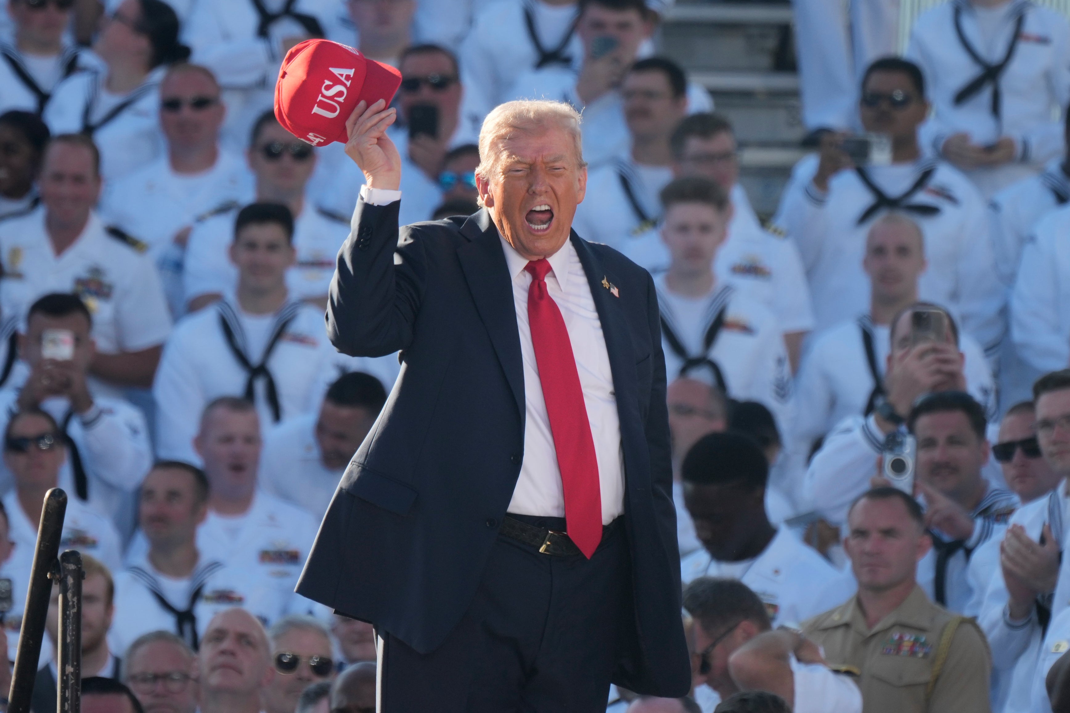 <p>Trump anunció a un grupo de cadetes de la Marina y personal militar que se celebrará una pelea de la UFC en la Casa Blanca el día de su cumpleaños el próximo año</p>