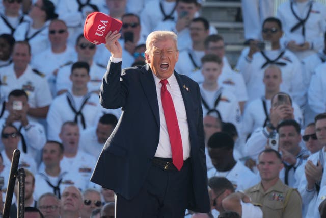 <p>Trump anunció a un grupo de cadetes de la Marina y personal militar que se celebrará una pelea de la UFC en la Casa Blanca el día de su cumpleaños el próximo año</p>