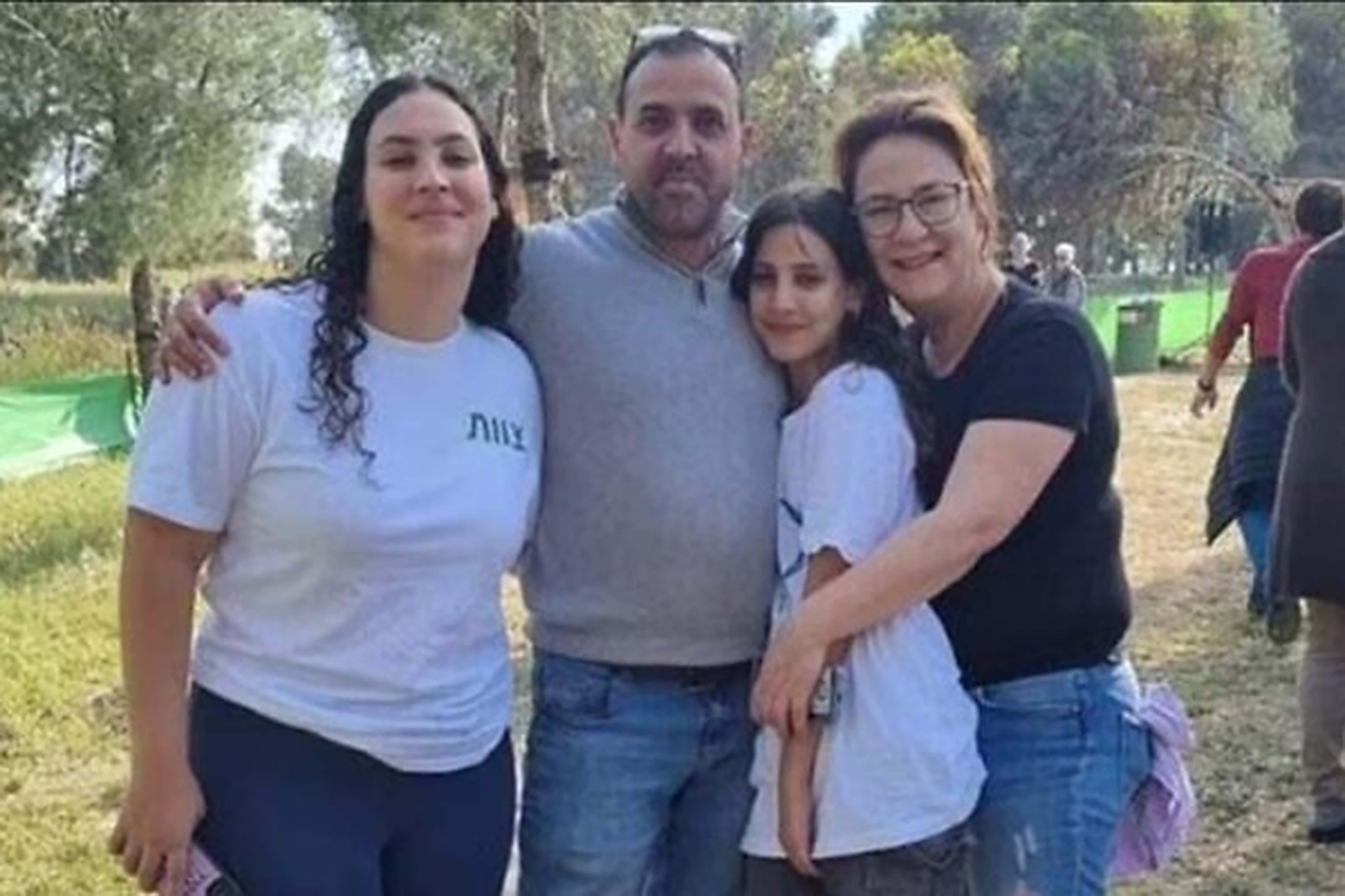Eli with his wife Lianne, and daughters Noya (16) and Yahel (13)