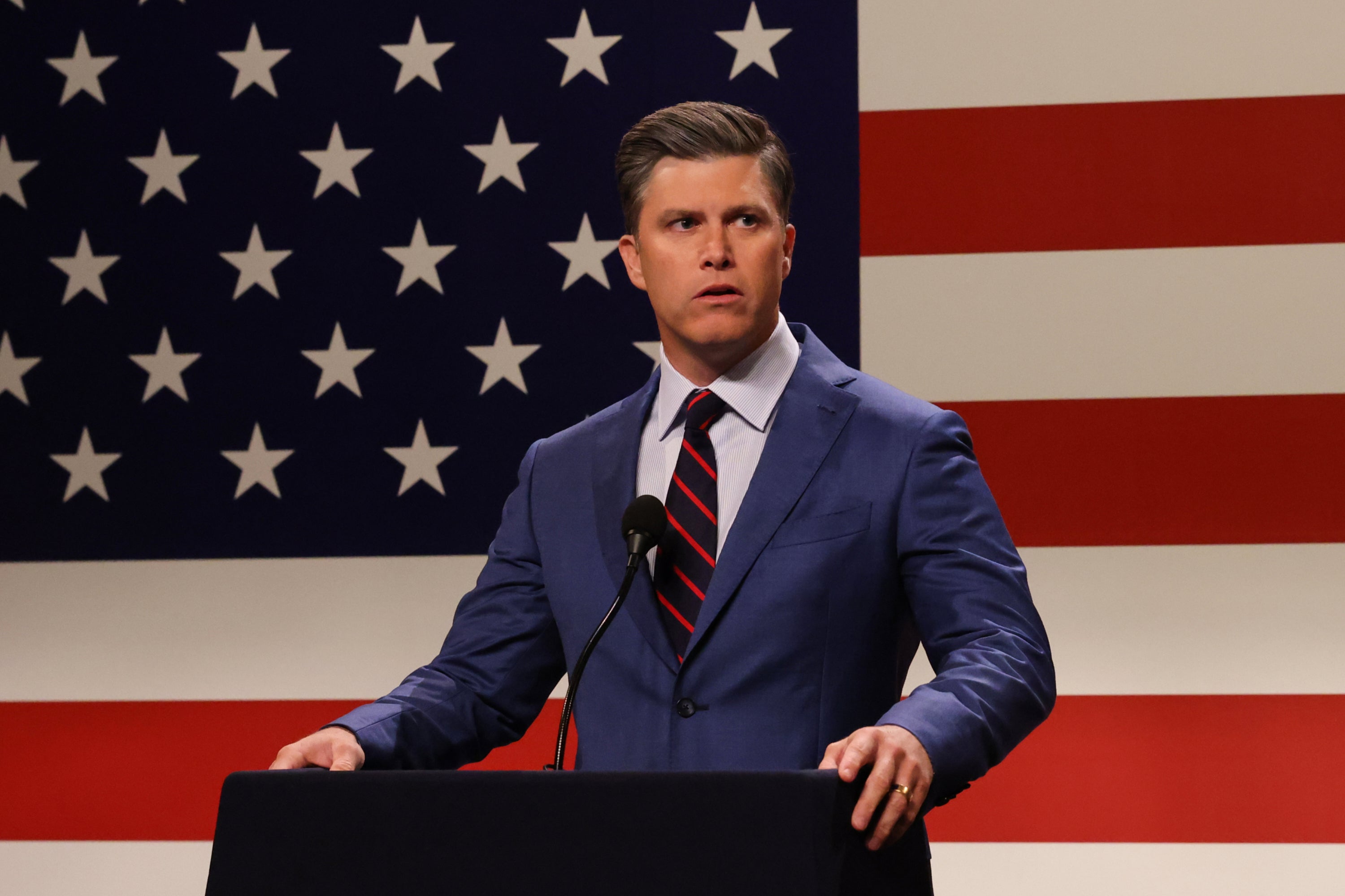 O retrato agressivo do veterano do SNL Colin Jost do secretário de Defesa Pete Hegseth foi um sucesso entre os fãs quando estreou na temporada passada. Ele voltou para o primeiro esboço de 2026 ostentando ameaças à Venezuela e ao Irã